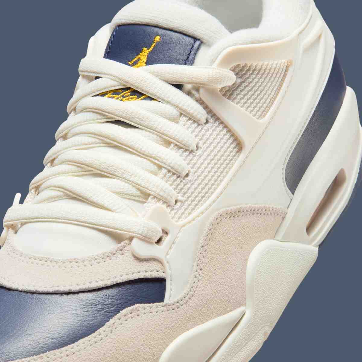 Air Jordan 4 RM "Sail/Midnight Navy" 帶有微妙的密歇根狼獾隊氣息 Air Jordan 4 RM, Air Jordan 4, Air Jordan - Air Jordan 4 RM "Sail/Midnight Navy" 帶有微妙的密歇根狼獾隊氣息