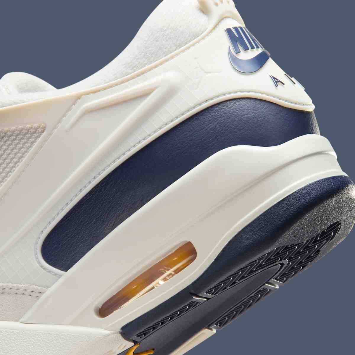 Air Jordan 4 RM "Sail/Midnight Navy" 帶有微妙的密歇根狼獾隊氣息 Air Jordan 4 RM, Air Jordan 4, Air Jordan - Air Jordan 4 RM "Sail/Midnight Navy" 帶有微妙的密歇根狼獾隊氣息