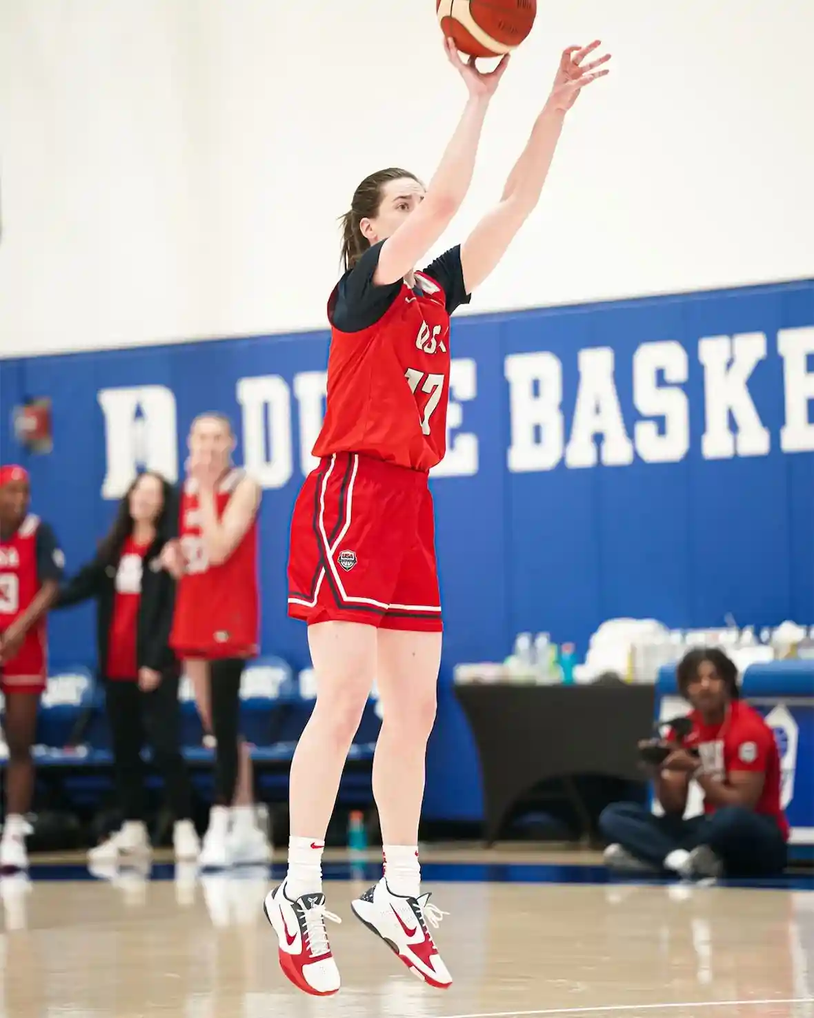 凱特琳-克拉克回歸耐克 Kobe 5 Protro "Team USA" PE Nike Kobe 5 Protro, Nike Kobe 5, Nike, Caitlin Clark - 凱特琳-克拉克回歸耐克 Kobe 5 Protro "Team USA" PE