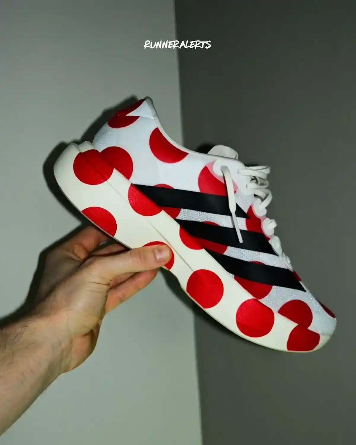 哈特坎普用大膽的紅色圓點為阿迪達斯 Adizero Evo SL 貼膜 adidas adiZero, adidas - 哈特坎普用大膽的紅色圓點為阿迪達斯 Adizero Evo SL 貼膜
