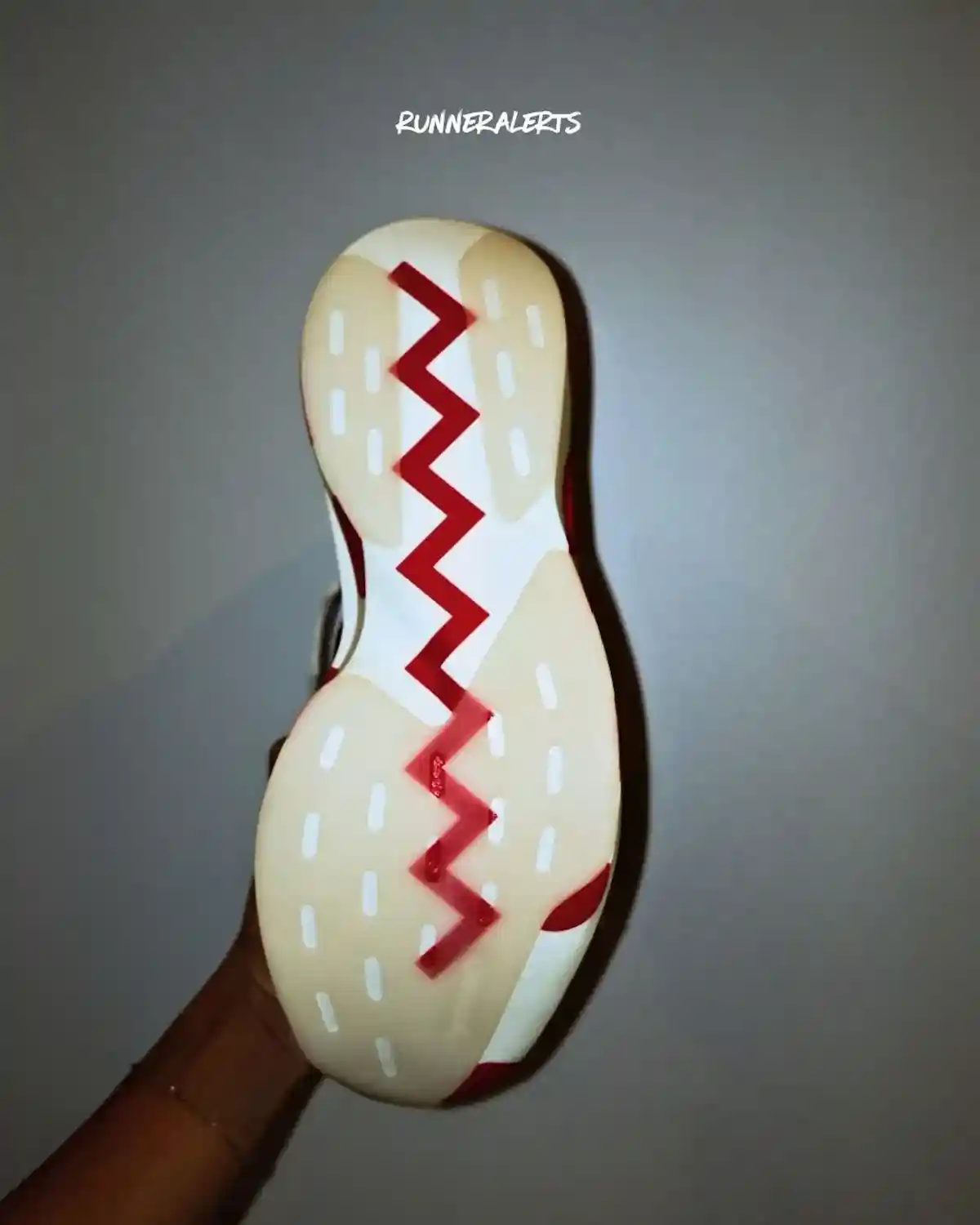 哈特坎普用大膽的紅色圓點為阿迪達斯 Adizero Evo SL 貼膜 adidas adiZero, adidas - 哈特坎普用大膽的紅色圓點為阿迪達斯 Adizero Evo SL 貼膜