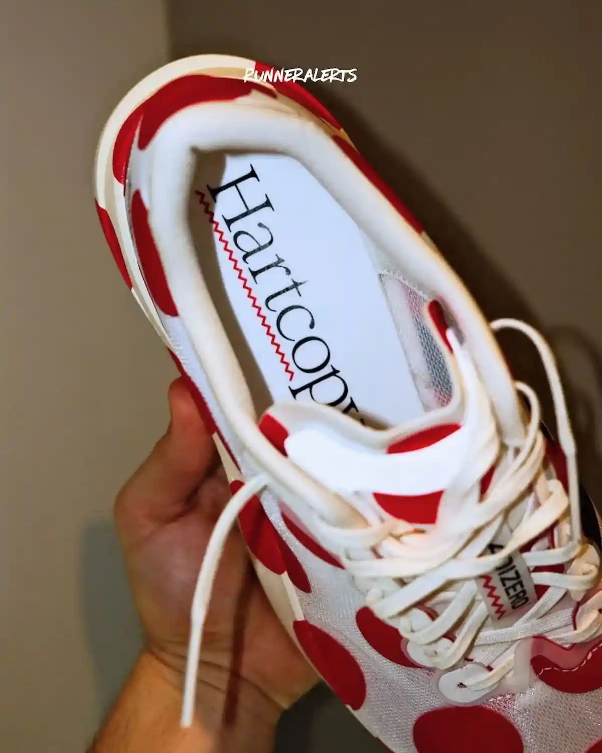 哈特坎普用大膽的紅色圓點為阿迪達斯 Adizero Evo SL 貼膜 adidas adiZero, adidas - 哈特坎普用大膽的紅色圓點為阿迪達斯 Adizero Evo SL 貼膜