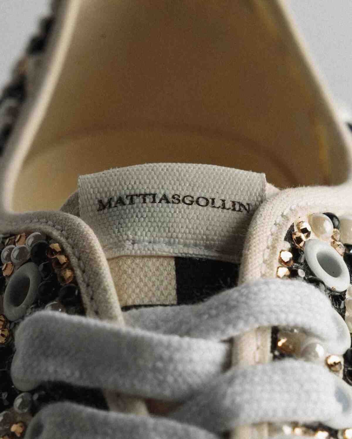 馬蒂亞斯-戈林斯(Mattias Gollins)以 750 美元的價格帶來了一款鑲滿寶石的 Vans Authentic。 Vans Authentic, Vans - 馬蒂亞斯-戈林斯(Mattias Gollins)以 750 美元的價格帶來了一款鑲滿寶石的 Vans Authentic。