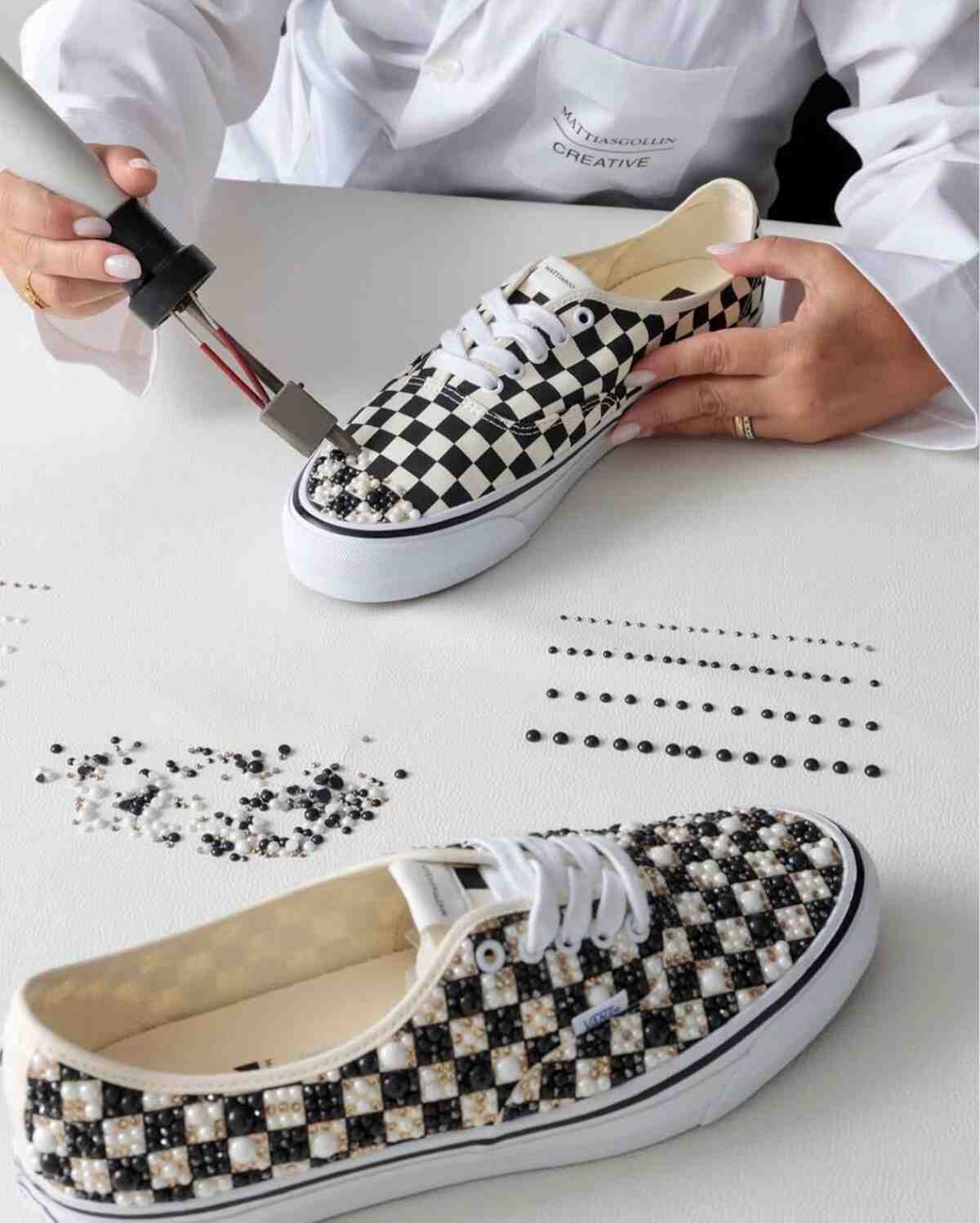 馬蒂亞斯-戈林斯(Mattias Gollins)以 750 美元的價格帶來了一款鑲滿寶石的 Vans Authentic。 Vans Authentic, Vans - 馬蒂亞斯-戈林斯(Mattias Gollins)以 750 美元的價格帶來了一款鑲滿寶石的 Vans Authentic。