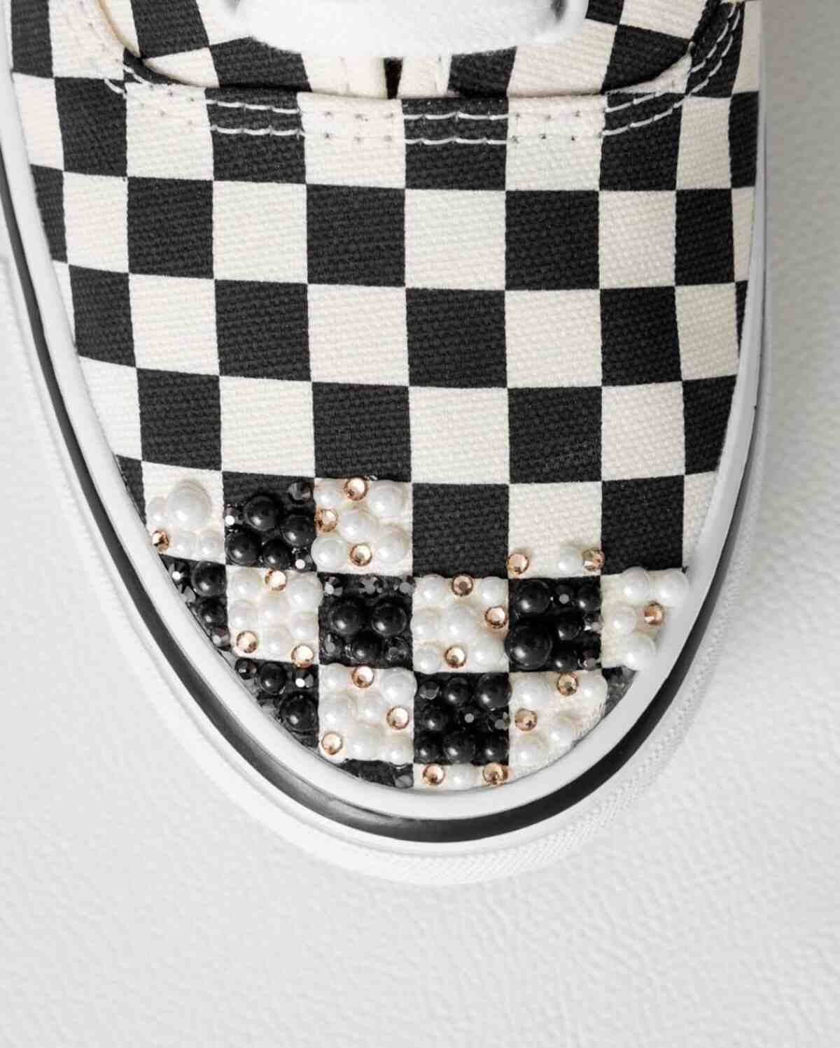 馬蒂亞斯-戈林斯(Mattias Gollins)以 750 美元的價格帶來了一款鑲滿寶石的 Vans Authentic。 Vans Authentic, Vans - 馬蒂亞斯-戈林斯(Mattias Gollins)以 750 美元的價格帶來了一款鑲滿寶石的 Vans Authentic。