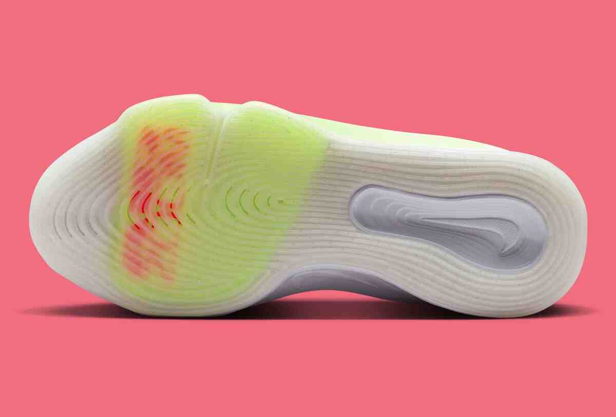 Victor Wembanyama x Nike GT Hustle 3 "聖誕節 "在鞋舌上印有雪球圖案 Victor Wembanyama, Nike GT Hustle 3, Nike - Victor Wembanyama x Nike GT Hustle 3 "聖誕節 "在鞋舌上印有雪球圖案