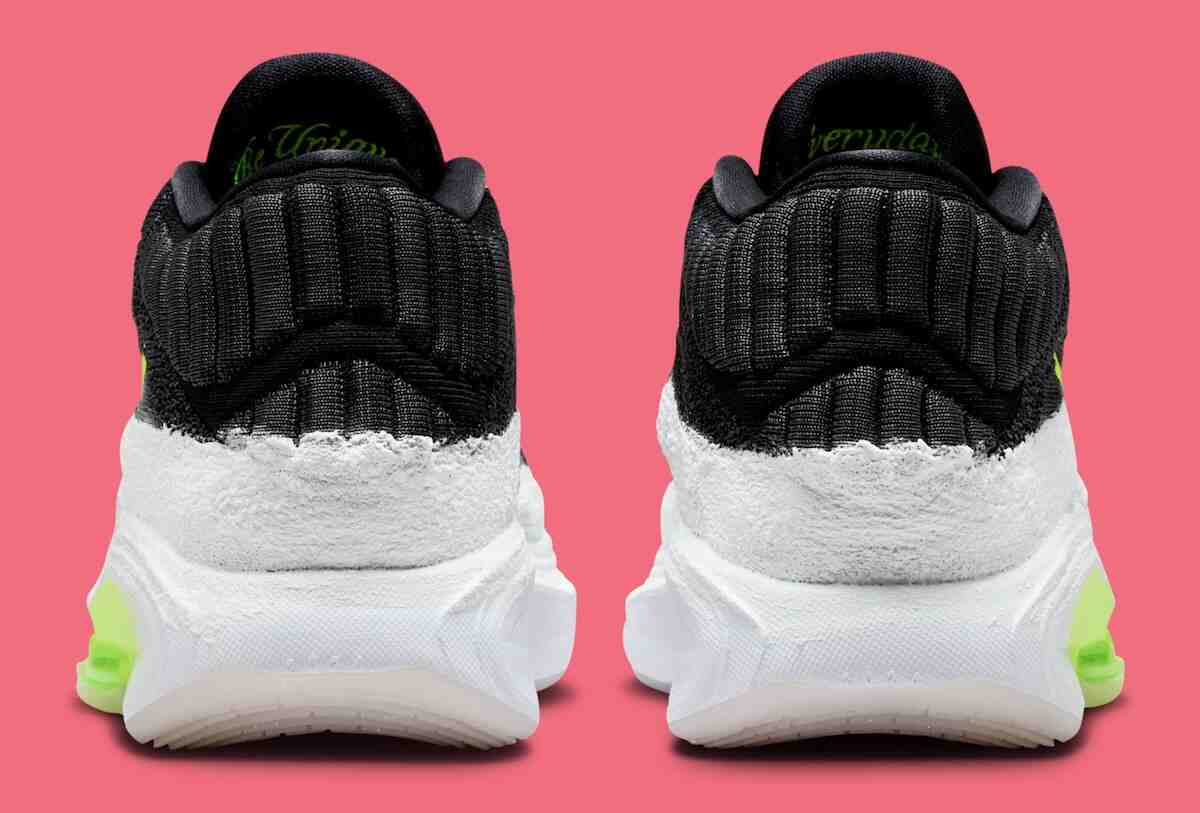 Victor Wembanyama x Nike GT Hustle 3 "聖誕節 "在鞋舌上印有雪球圖案 Victor Wembanyama, Nike GT Hustle 3, Nike - Victor Wembanyama x Nike GT Hustle 3 "聖誕節 "在鞋舌上印有雪球圖案