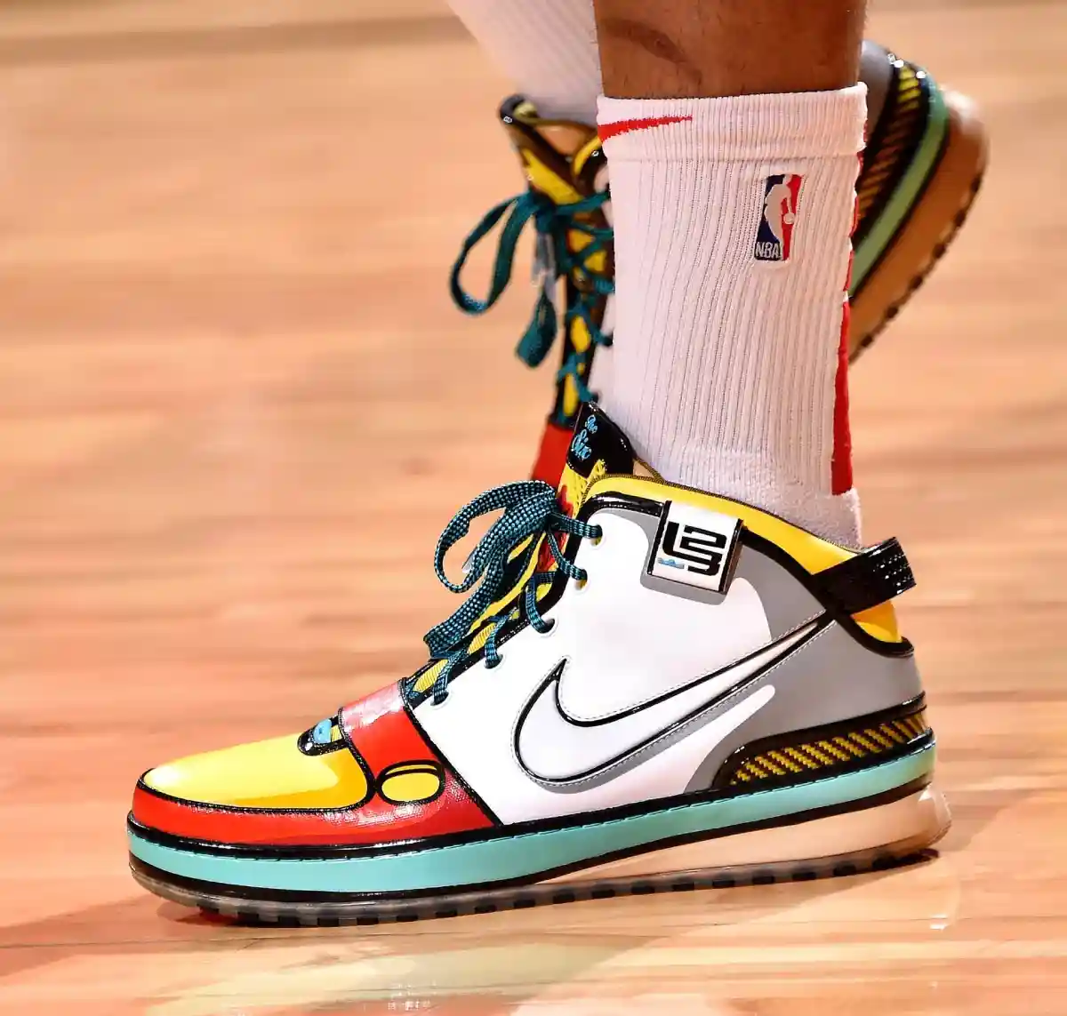 PJ Tucker 穿着耐克 LeBron 6 "Stewie" PE