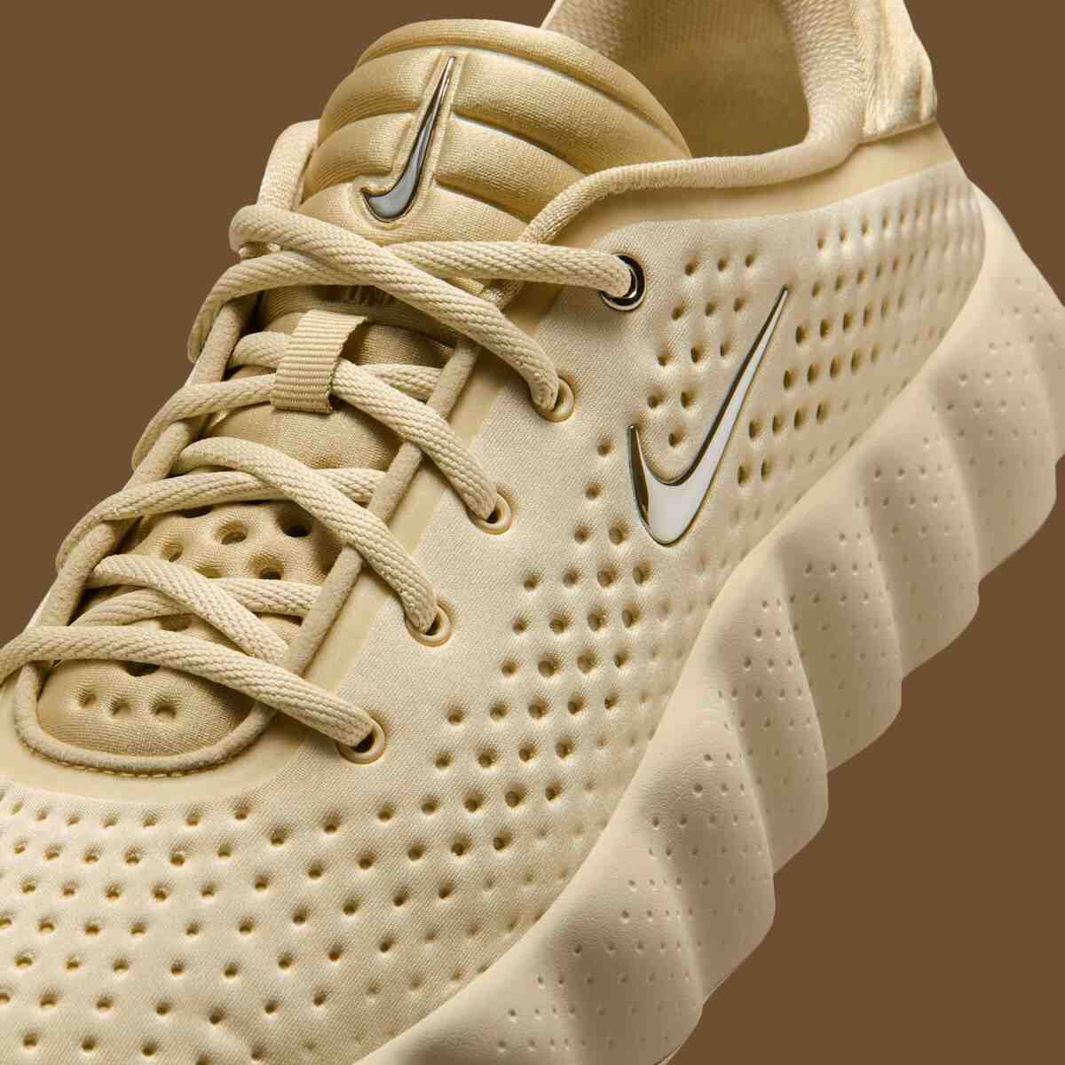 耐克 Mind 002 "淺卡其色 "首次亮相,鞋面採用雕刻工藝,鞋底色彩亮麗 Nike Mind 002, Nike - 耐克 Mind 002 "淺卡其色 "首次亮相,鞋面採用雕刻工藝,鞋底色彩亮麗