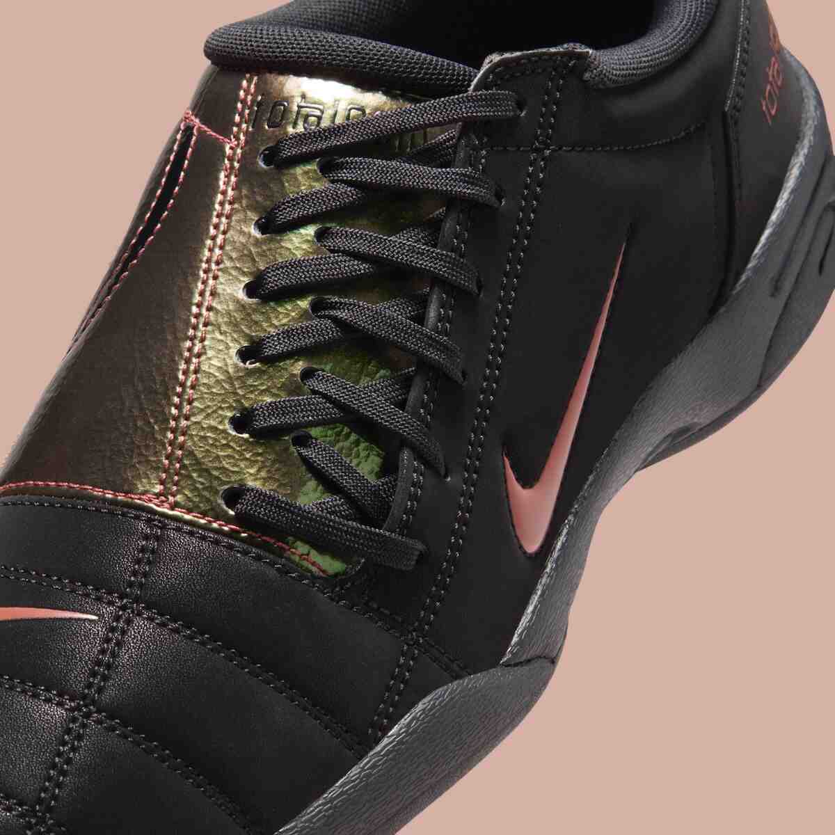 耐克 TOTAL 90 III "黑/紅深褐色 "為室內帶來暗色金屬風情 Nike Total 90 III, Nike Total 90, Nike - 耐克 TOTAL 90 III "黑/紅深褐色 "為室內帶來暗色金屬風情