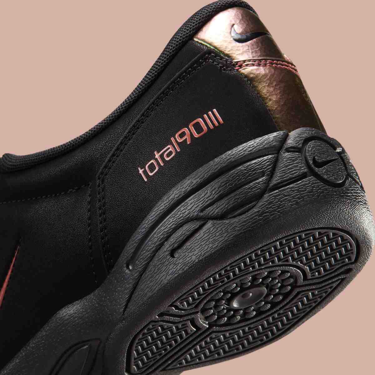 耐克 TOTAL 90 III "黑/紅深褐色 "為室內帶來暗色金屬風情 Nike Total 90 III, Nike Total 90, Nike - 耐克 TOTAL 90 III "黑/紅深褐色 "為室內帶來暗色金屬風情