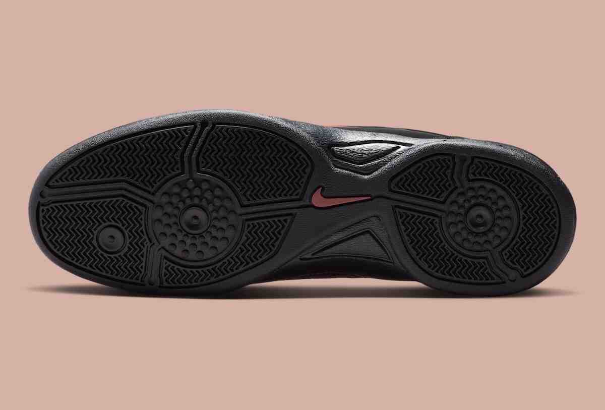 耐克 TOTAL 90 III "黑/紅深褐色 "為室內帶來暗色金屬風情 Nike Total 90 III, Nike Total 90, Nike - 耐克 TOTAL 90 III "黑/紅深褐色 "為室內帶來暗色金屬風情