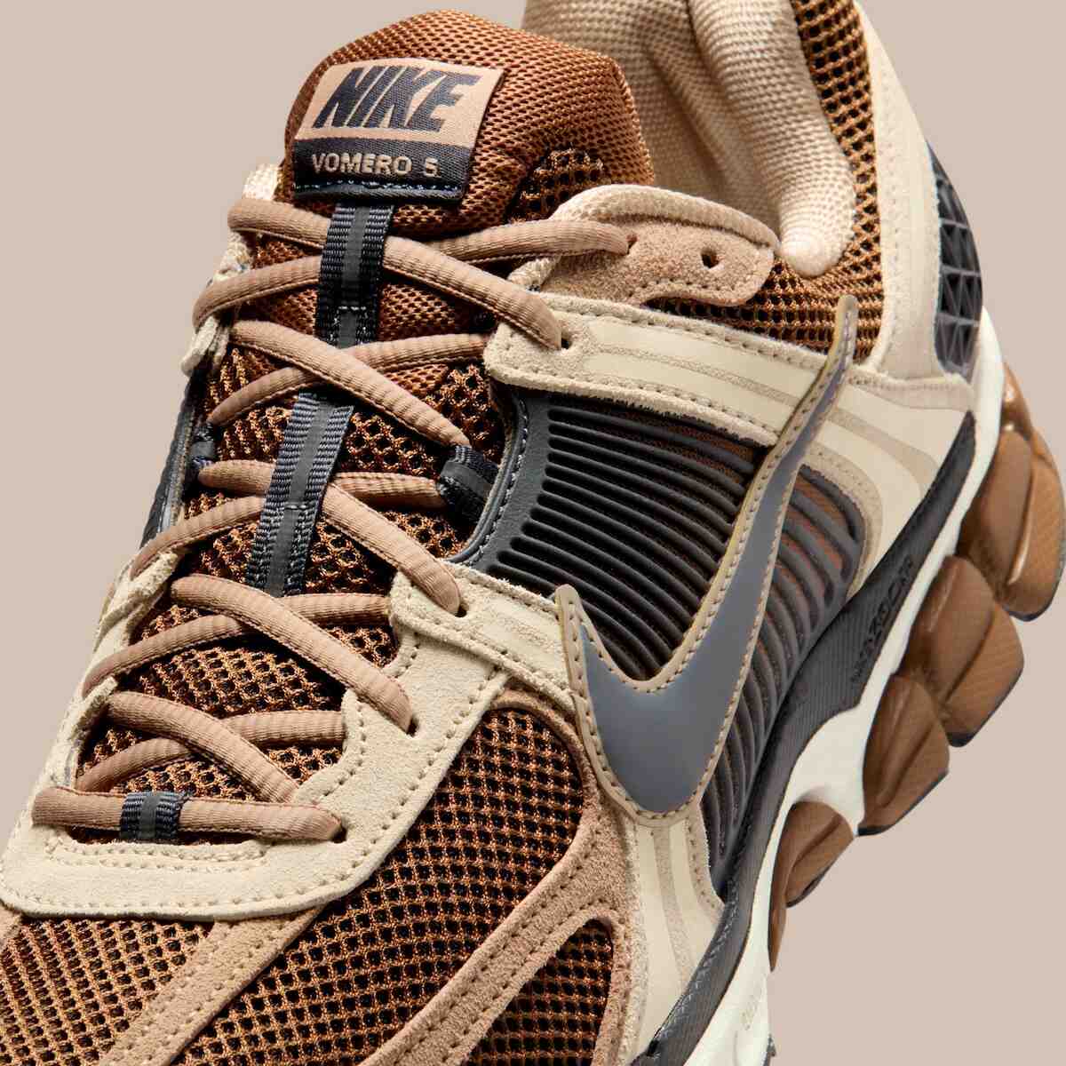 耐克 Zoom Vomero 5 "淺英倫棕 "為 Y2K 跑者帶來平靜之感 Nike Zoom Vomero 5, Nike - 耐克 Zoom Vomero 5 "淺英倫棕 "為 Y2K 跑者帶來平靜之感