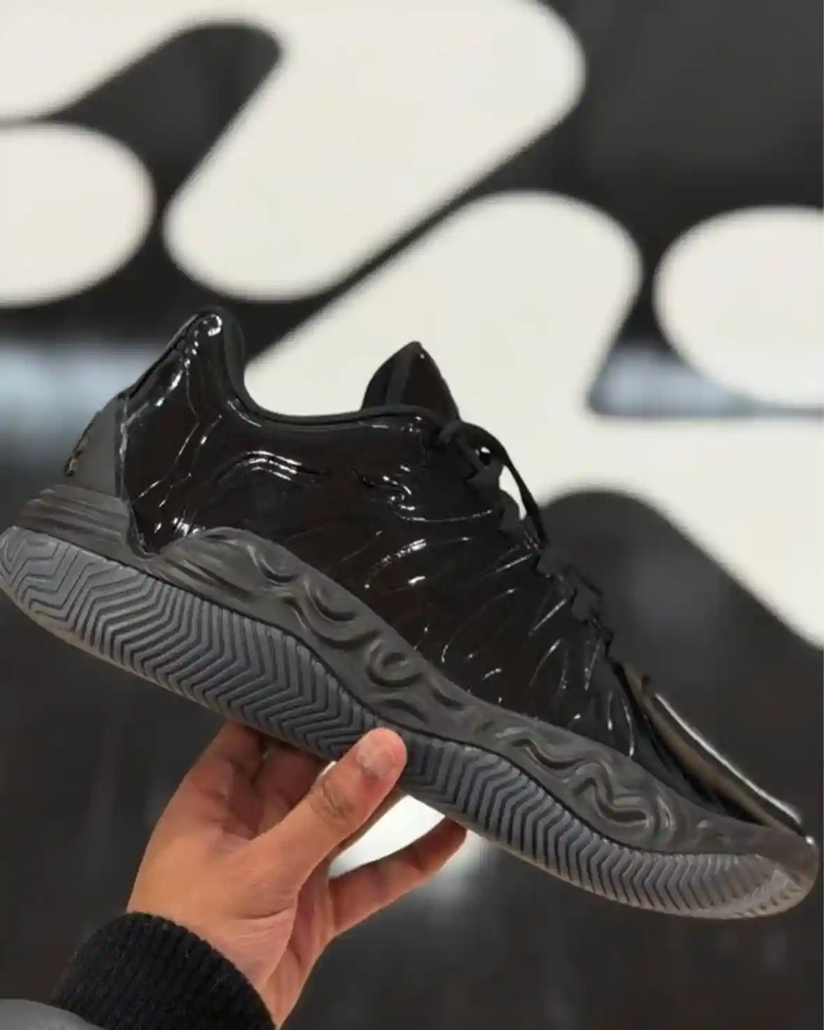 Tyrese Haliburton, PUMA Hali 1, Puma - 泰瑞斯-哈利伯頓首次亮相 PUMA Hali 1 "黑色專利 "鞋款