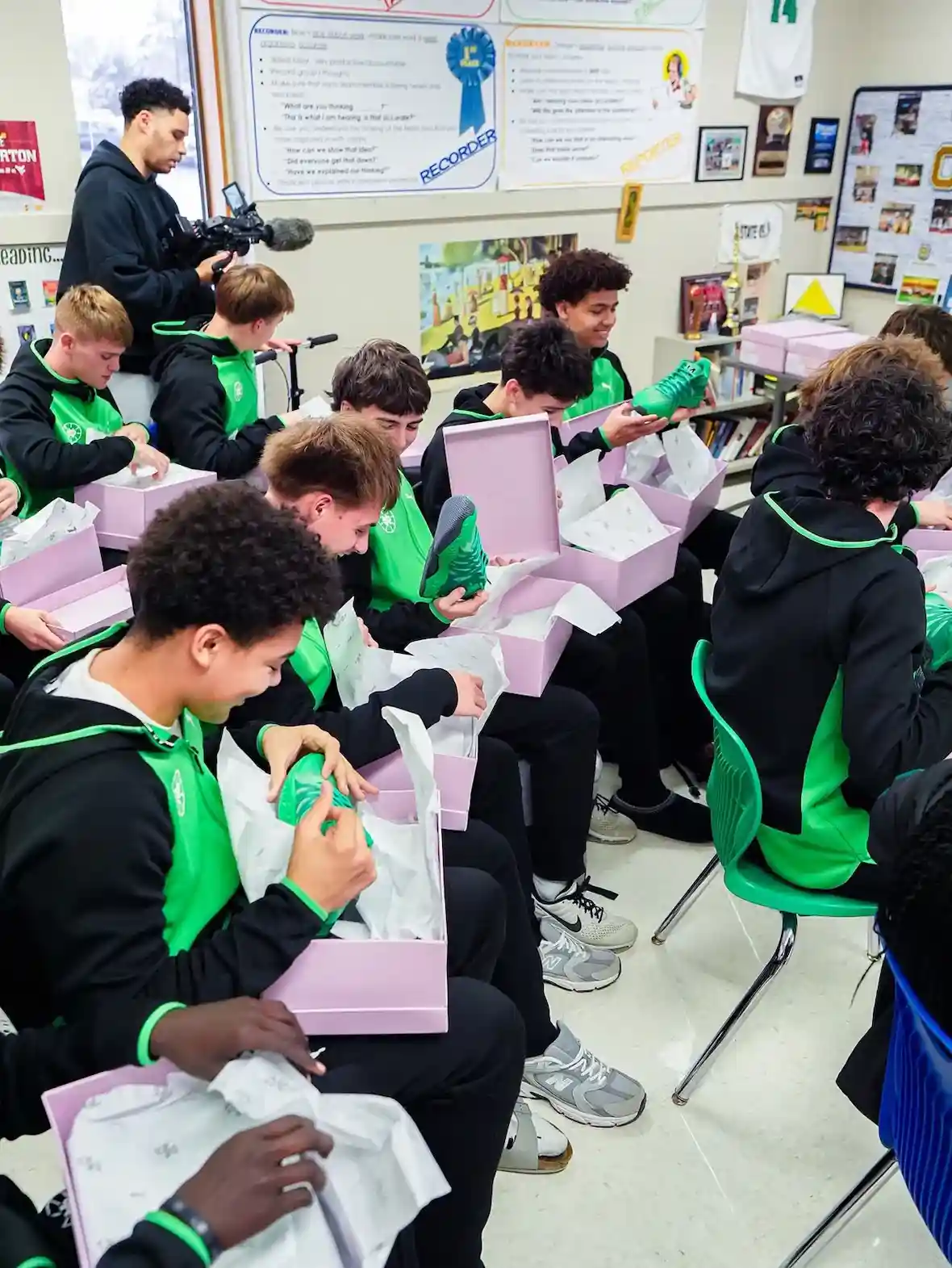 泰瑞斯-哈利伯頓以 PUMA Hali 1 "奧什科什北部 "運動裝向其根源致敬 PUMA Hali 1, Puma - 泰瑞斯-哈利伯頓以 PUMA Hali 1 "奧什科什北部 "運動裝向其根源致敬