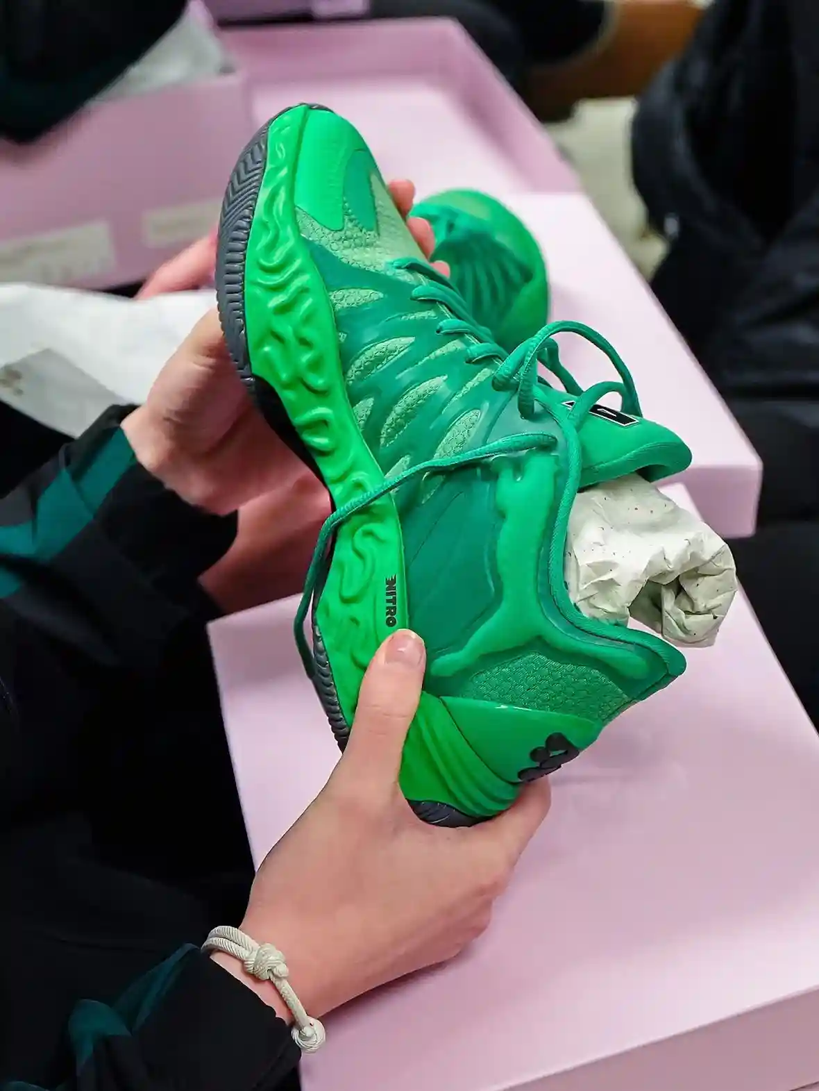 泰瑞斯-哈利伯頓以 PUMA Hali 1 "奧什科什北部 "運動裝向其根源致敬 PUMA Hali 1, Puma - 泰瑞斯-哈利伯頓以 PUMA Hali 1 "奧什科什北部 "運動裝向其根源致敬