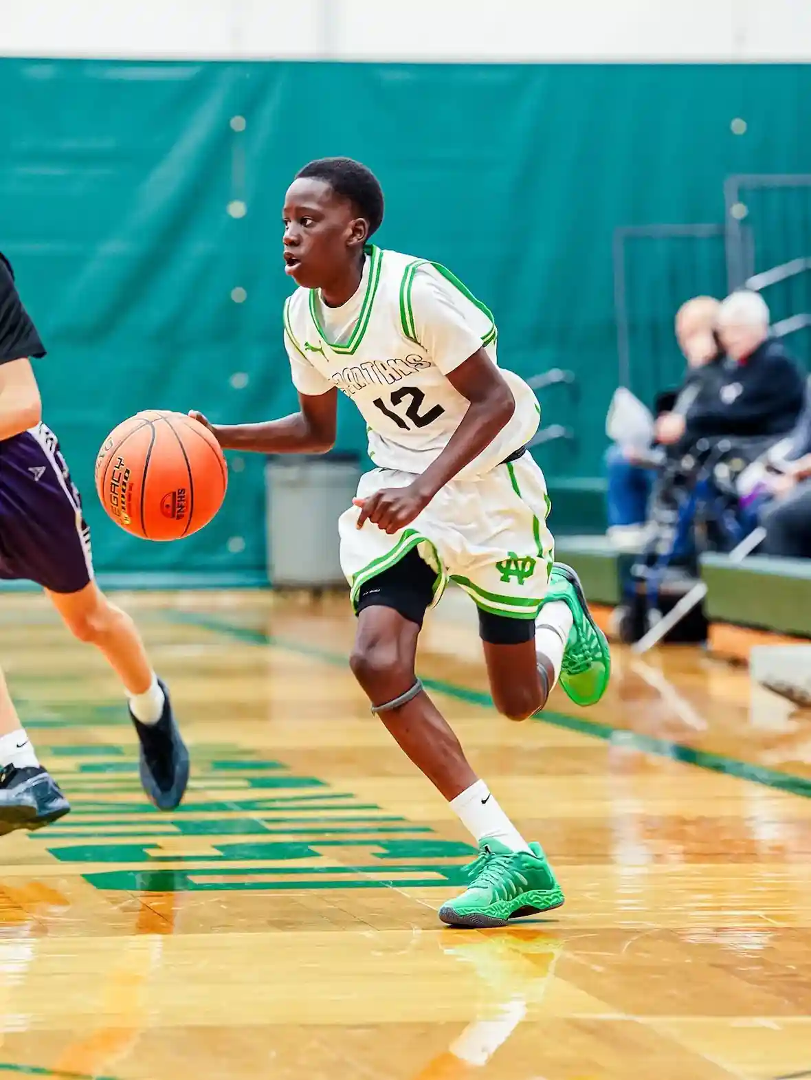 泰瑞斯-哈利伯頓以 PUMA Hali 1 "奧什科什北部 "運動裝向其根源致敬 PUMA Hali 1, Puma - 泰瑞斯-哈利伯頓以 PUMA Hali 1 "奧什科什北部 "運動裝向其根源致敬