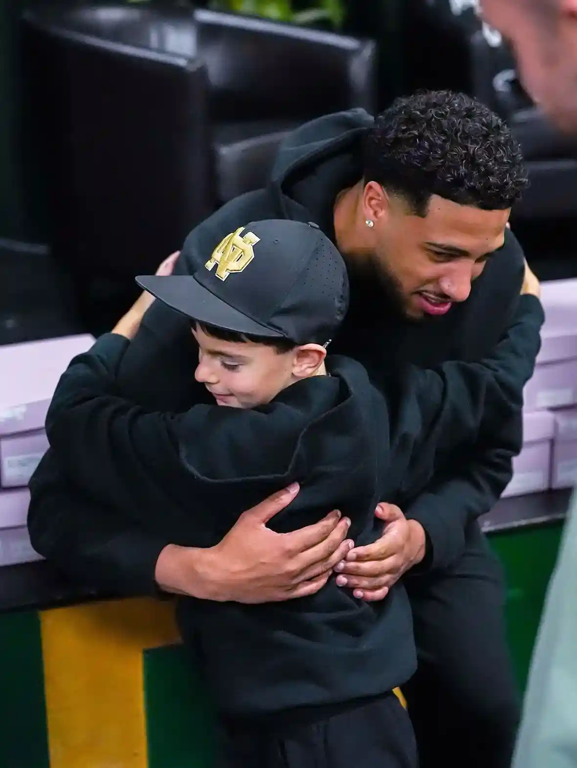 泰瑞斯-哈利伯頓以 PUMA Hali 1 "奧什科什北部 "運動裝向其根源致敬 PUMA Hali 1, Puma - 泰瑞斯-哈利伯頓以 PUMA Hali 1 "奧什科什北部 "運動裝向其根源致敬