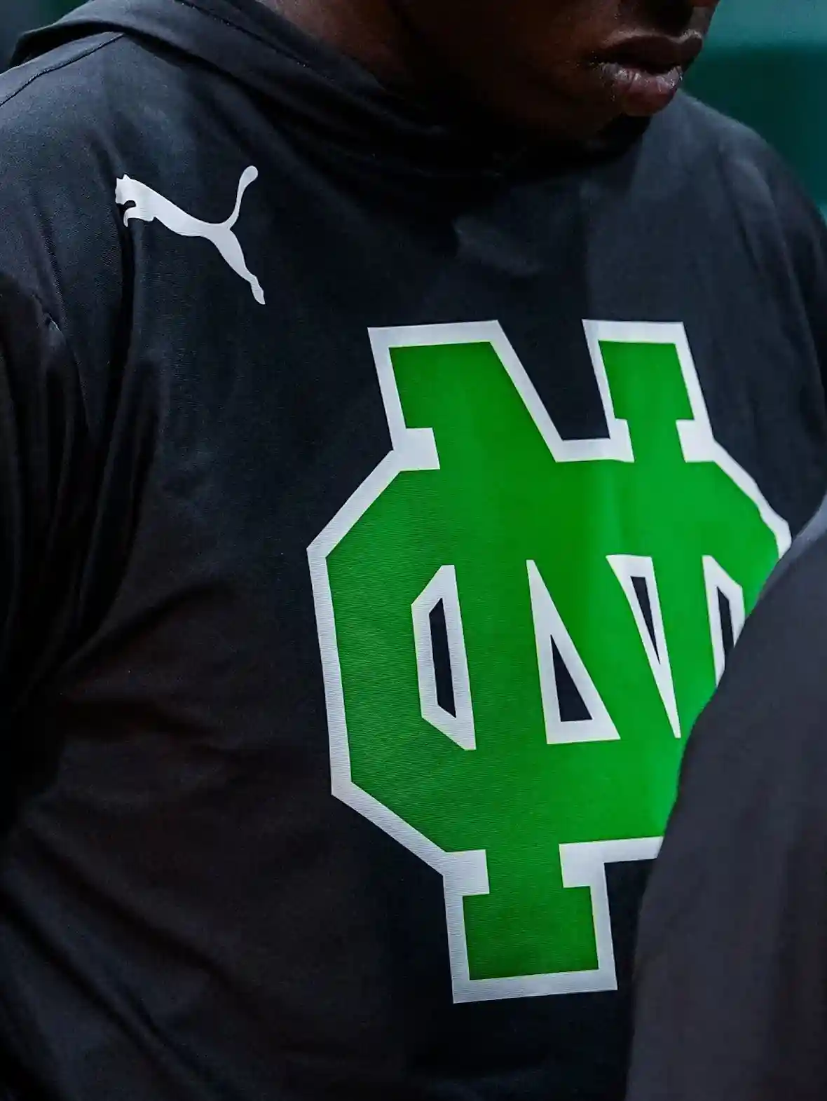 泰瑞斯-哈利伯頓以 PUMA Hali 1 "奧什科什北部 "運動裝向其根源致敬 PUMA Hali 1, Puma - 泰瑞斯-哈利伯頓以 PUMA Hali 1 "奧什科什北部 "運動裝向其根源致敬