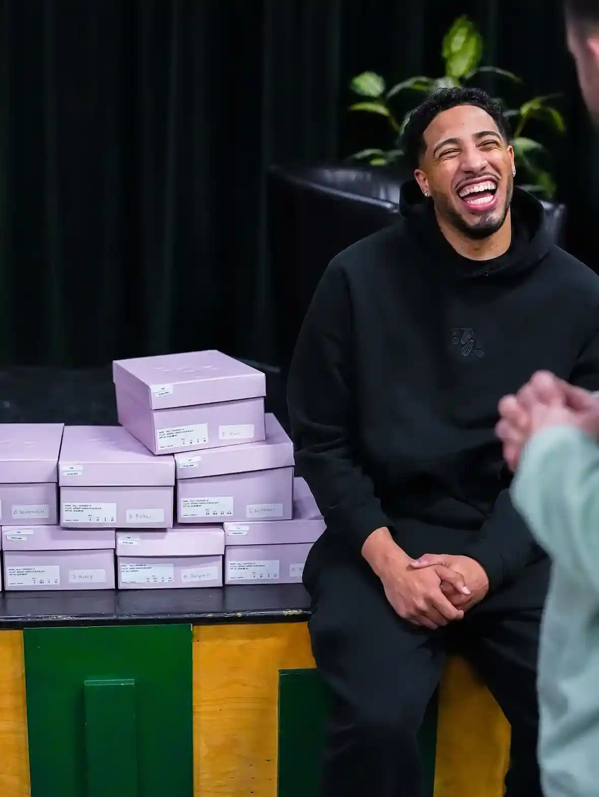 泰瑞斯-哈利伯頓以 PUMA Hali 1 "奧什科什北部 "運動裝向其根源致敬 PUMA Hali 1, Puma - 泰瑞斯-哈利伯頓以 PUMA Hali 1 "奧什科什北部 "運動裝向其根源致敬