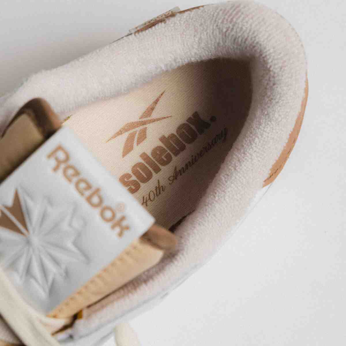 Solebox, Reebok Club C, Reebok - Solebox 為銳步 Club C 帶來溫暖、光亮的更新