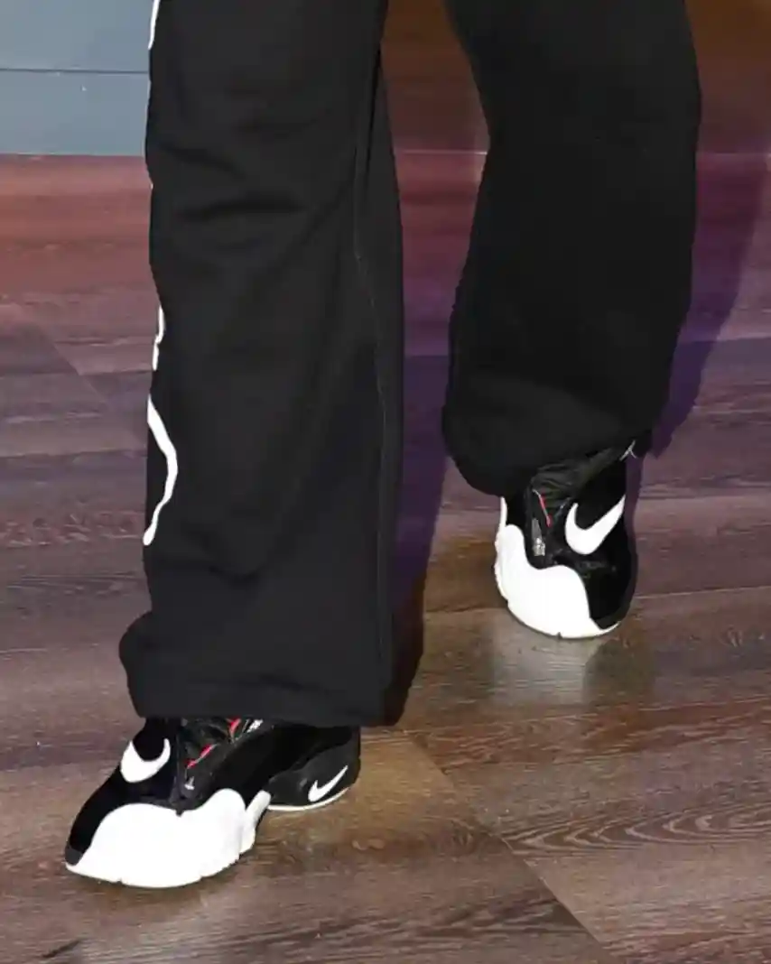 Steph Curry, Nike Air Zoom Flight, Nike - 斯蒂芬-庫里身着耐克 Air Zoom Flight "手套 "向隧道致敬