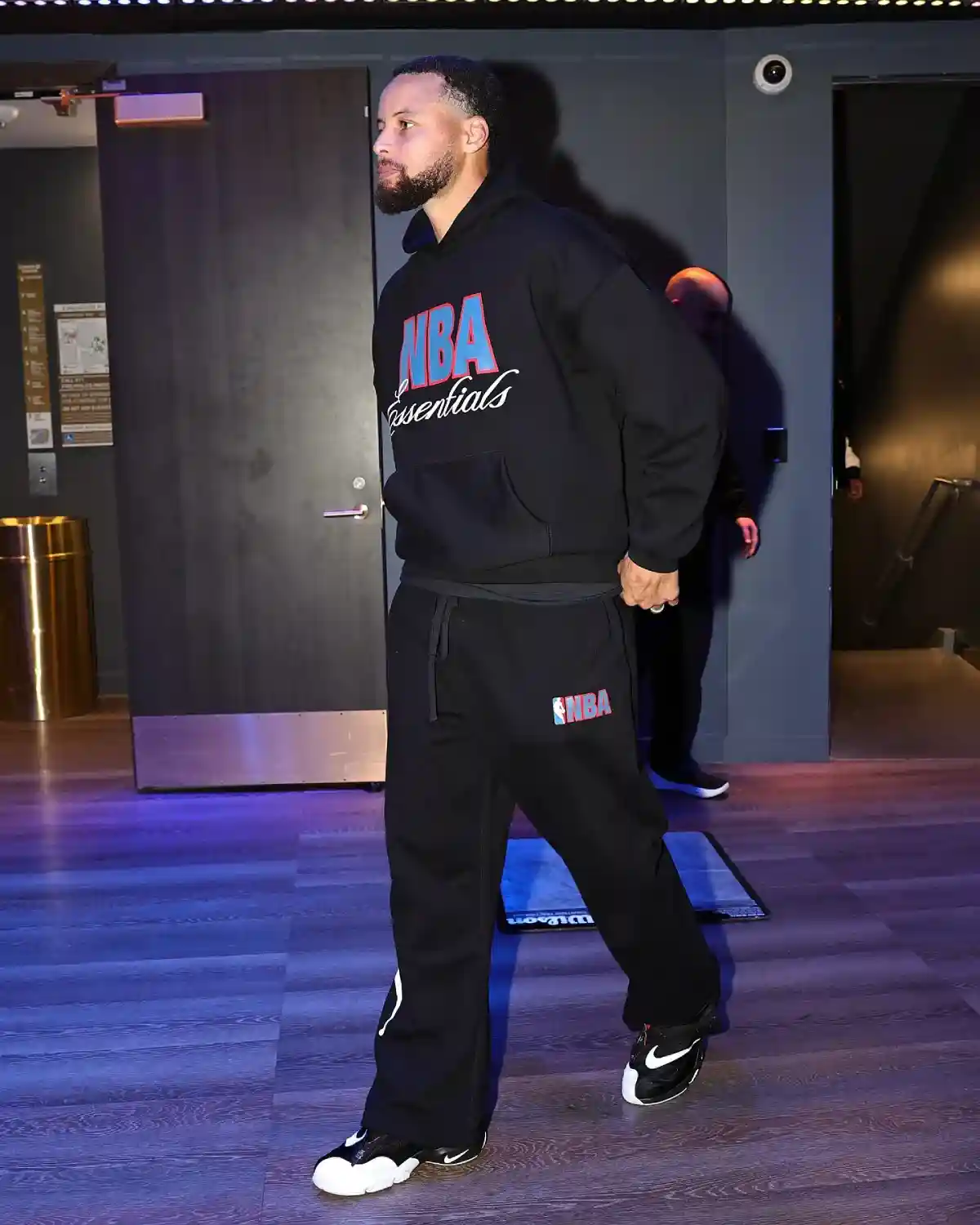 Steph Curry, Nike Air Zoom Flight, Nike - 斯蒂芬-庫里身着耐克 Air Zoom Flight "手套 "向隧道致敬