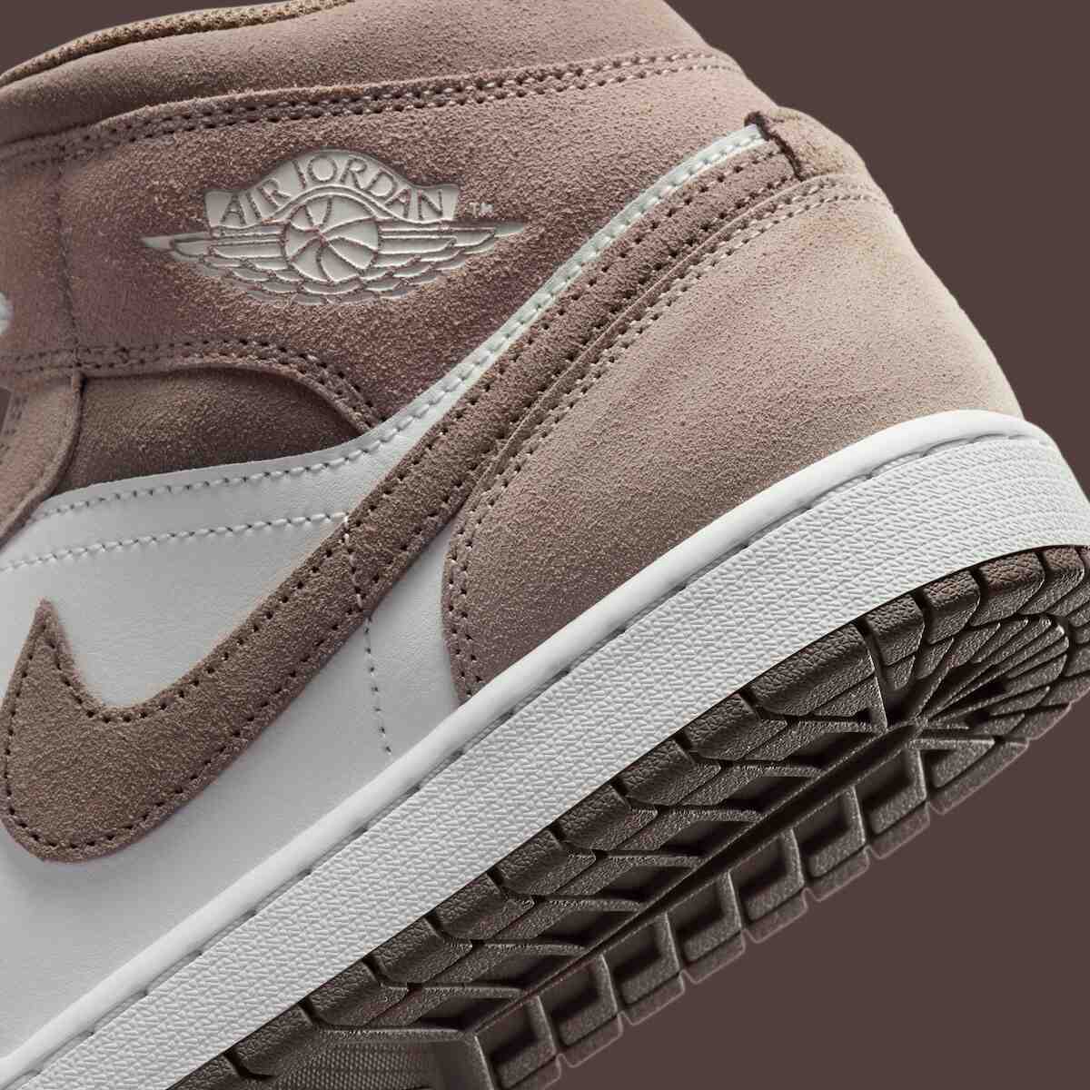 Air Jordan 1 Mid, Air Jordan 1, Air Jordan - Air Jordan 1 Mid "Enigma Stone" 採用軟麂皮材質