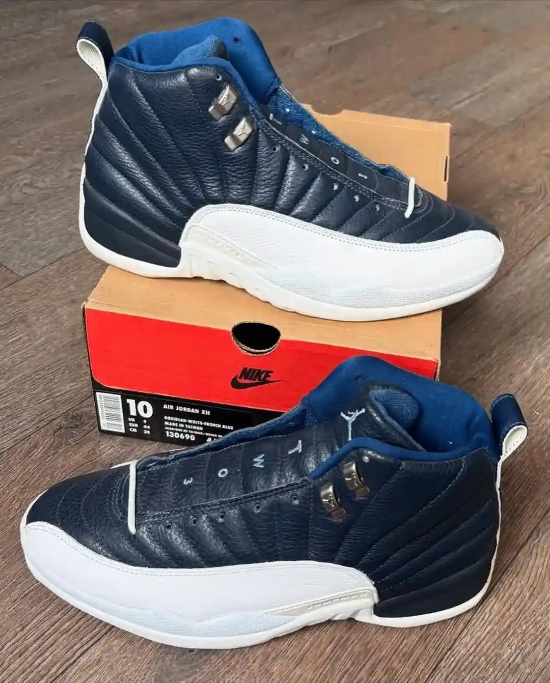 最初的 1997 Air Jordan 12 "Obsidian" 版本。