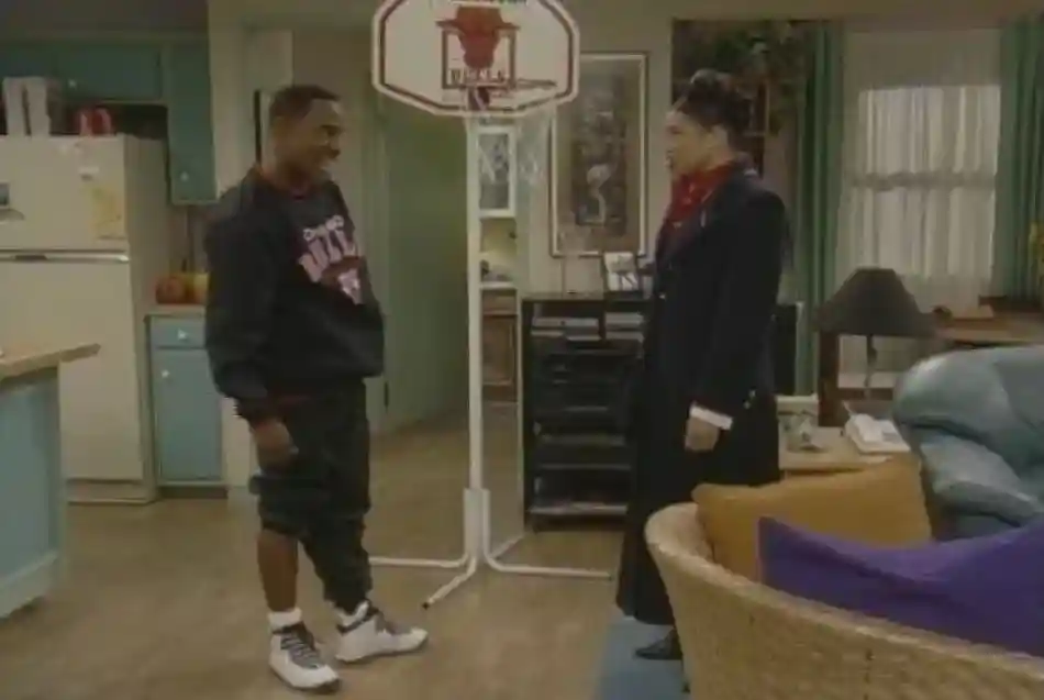 馬丁-勞倫斯(Martin Lawrence)穿着 Air Jordan 10 "Steel"(鋼鐵)。 Martin Lawrence stands in his apartment on the Martin sitcom set wearing the Air Jordan 10 「Steel」 next to a mini basketball hoop.