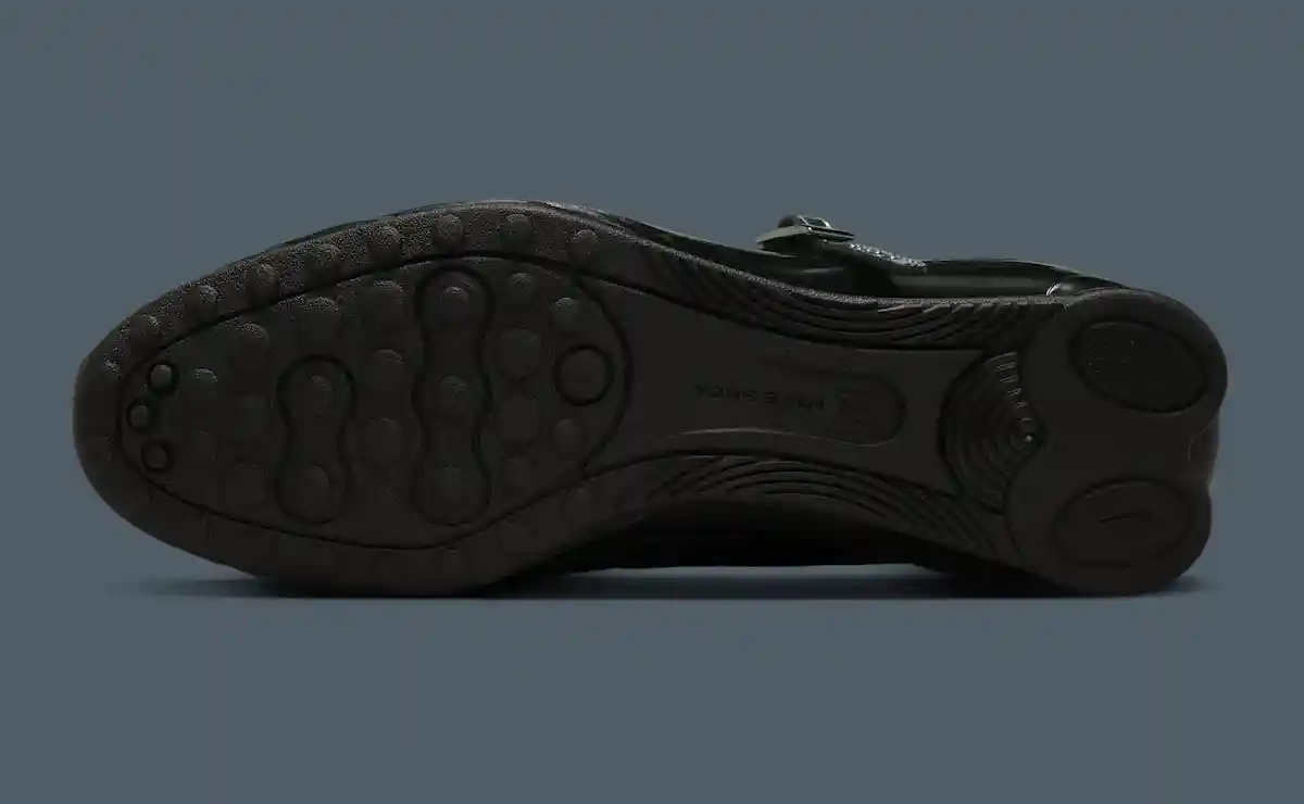 Naked Copenhagen 對 Nike Shox Z 和 Calistra 進行了重新設計,採用了光滑的金屬裝飾 Nike Shox, Nike - Naked Copenhagen 對 Nike Shox Z 和 Calistra 進行了重新設計,採用了光滑的金屬裝飾