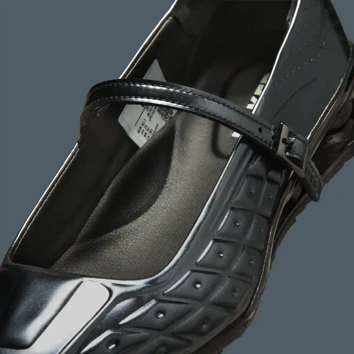 Naked Copenhagen 對 Nike Shox Z 和 Calistra 進行了重新設計,採用了光滑的金屬裝飾 Nike Shox, Nike - Naked Copenhagen 對 Nike Shox Z 和 Calistra 進行了重新設計,採用了光滑的金屬裝飾