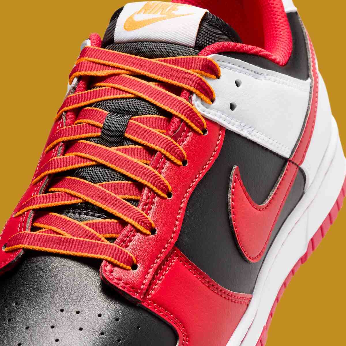 耐克 Dunk Low 復古風 "黑色/大學紅 "將熟悉的色彩搭配帶回身邊 Nike Dunk Low, Nike - 耐克 Dunk Low 復古風 "黑色/大學紅 "將熟悉的色彩搭配帶回身邊