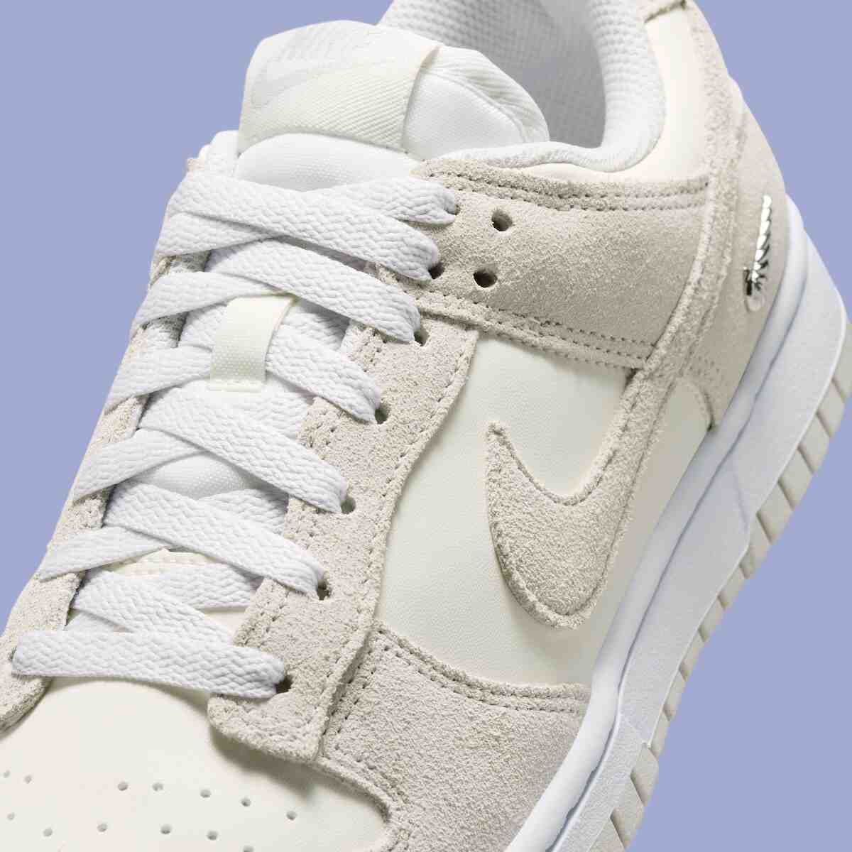 耐克 Dunk Low SE "帆船色/深灰色 "將柔軟的絨面革與清爽的中性色搭配在一起 Nike Dunk Low, Nike - 耐克 Dunk Low SE "帆船色/深灰色 "將柔軟的絨面革與清爽的中性色搭配在一起