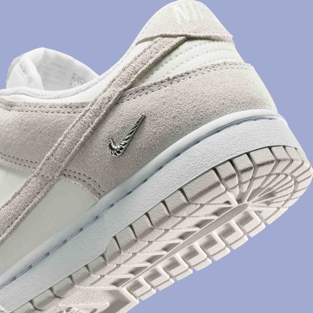 耐克 Dunk Low SE "帆船色/深灰色 "將柔軟的絨面革與清爽的中性色搭配在一起 Nike Dunk Low, Nike - 耐克 Dunk Low SE "帆船色/深灰色 "將柔軟的絨面革與清爽的中性色搭配在一起