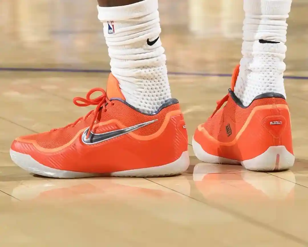 勒布朗-詹姆斯亮相耐克勒布朗 23 "大爆炸 "PE 秀 Nike LeBron 9 Big Bang, Nike LeBron 23, Nike, NBA, LeBron James - 勒布朗-詹姆斯亮相耐克勒布朗 23 "大爆炸 "PE 秀