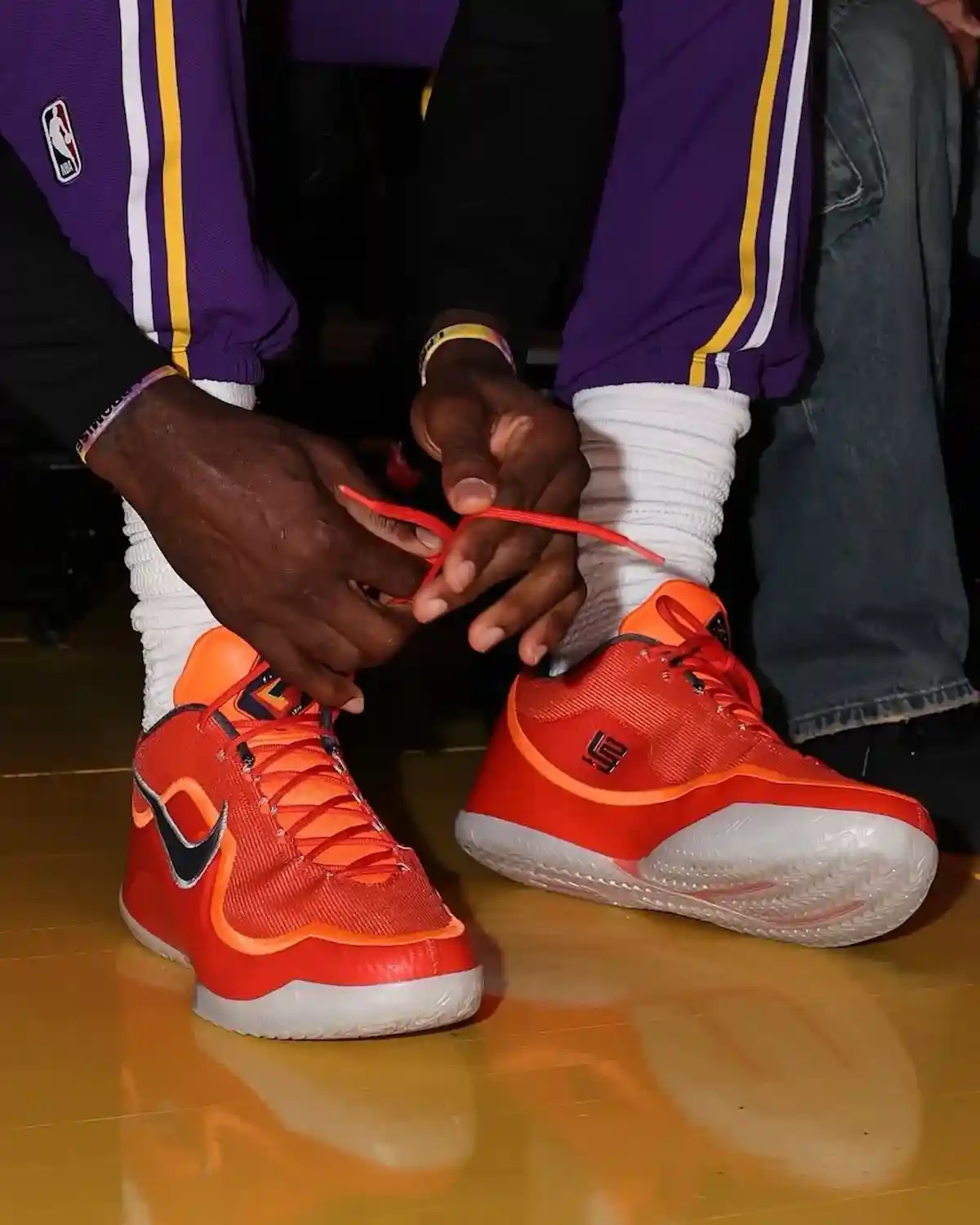 勒布朗-詹姆斯亮相耐克勒布朗 23 "大爆炸 "PE 秀 Nike LeBron 9 Big Bang, Nike LeBron 23, Nike, NBA, LeBron James - 勒布朗-詹姆斯亮相耐克勒布朗 23 "大爆炸 "PE 秀