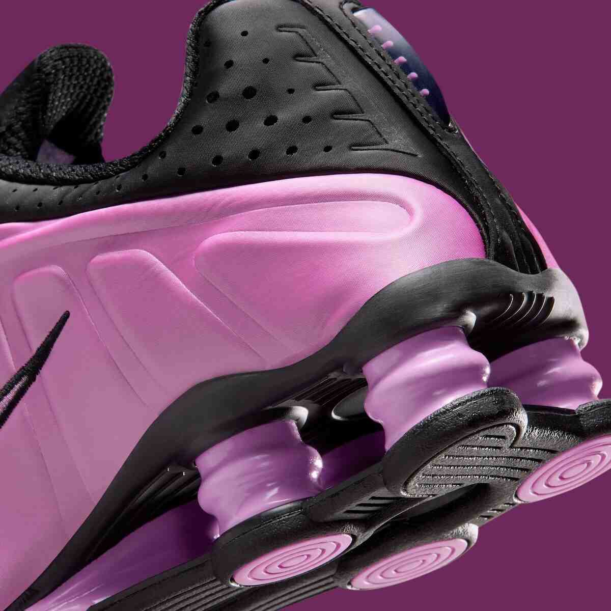 Nike Shox, Nike - 耐克為 2026 年夏季的 Shox R4 換上了 "黑色 "和 "淺品紅色 "的新裝