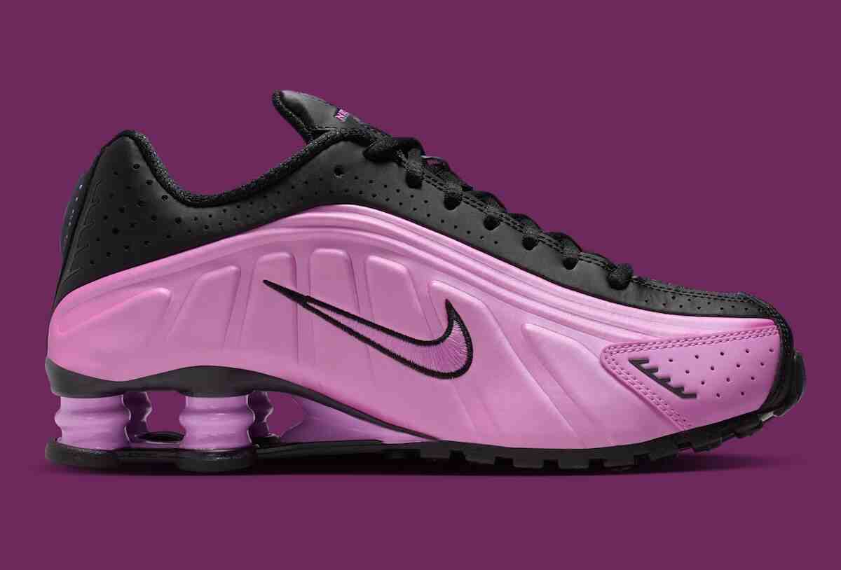 Nike Shox, Nike - 耐克為 2026 年夏季的 Shox R4 換上了 "黑色 "和 "淺品紅色 "的新裝