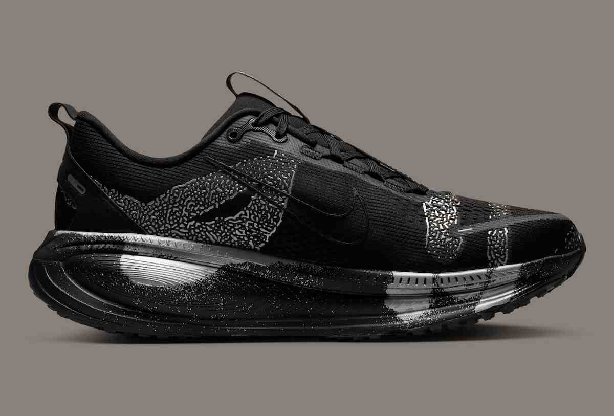 Nike Vomero 18, Nike - 耐克 Vomero 18 DSRPT "鐵灰色 "以顛覆性的設計重塑了一款值得信賴的跑步機