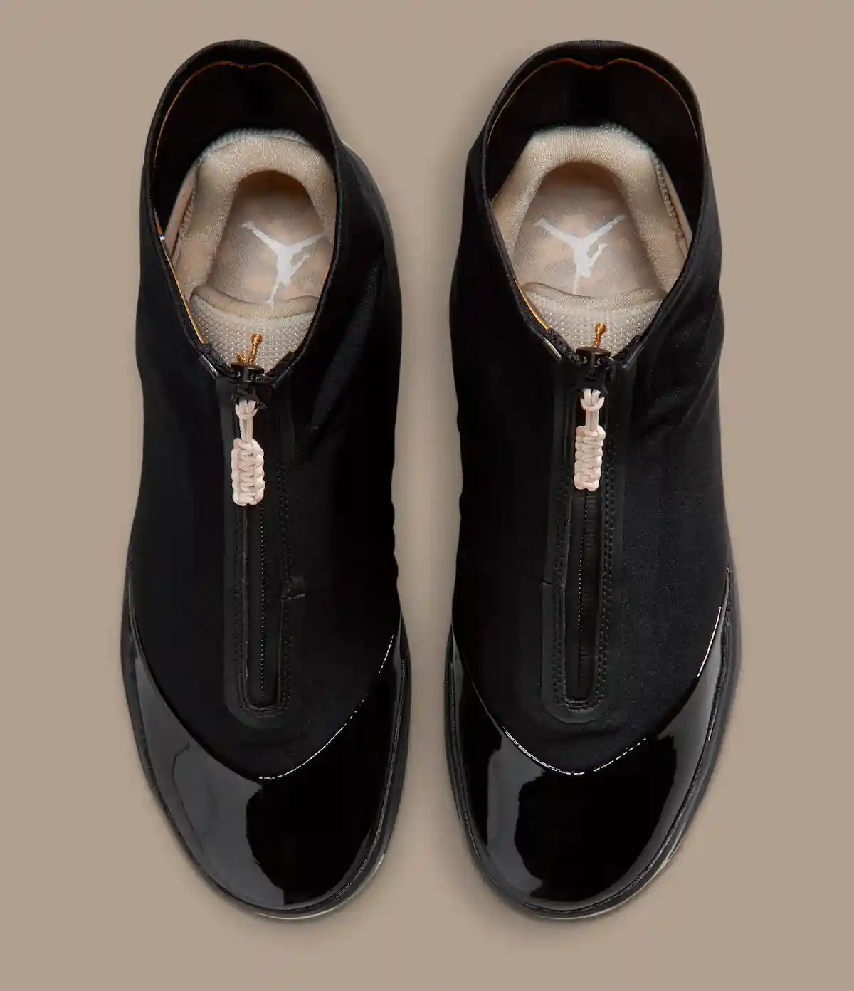 Air Jordan XX8, Air Jordan 4028, Air Jordan 40, Air Jordan 4, Air Jordan - Air Jordan 4028 以 "黑色/金屬金色 "亮相