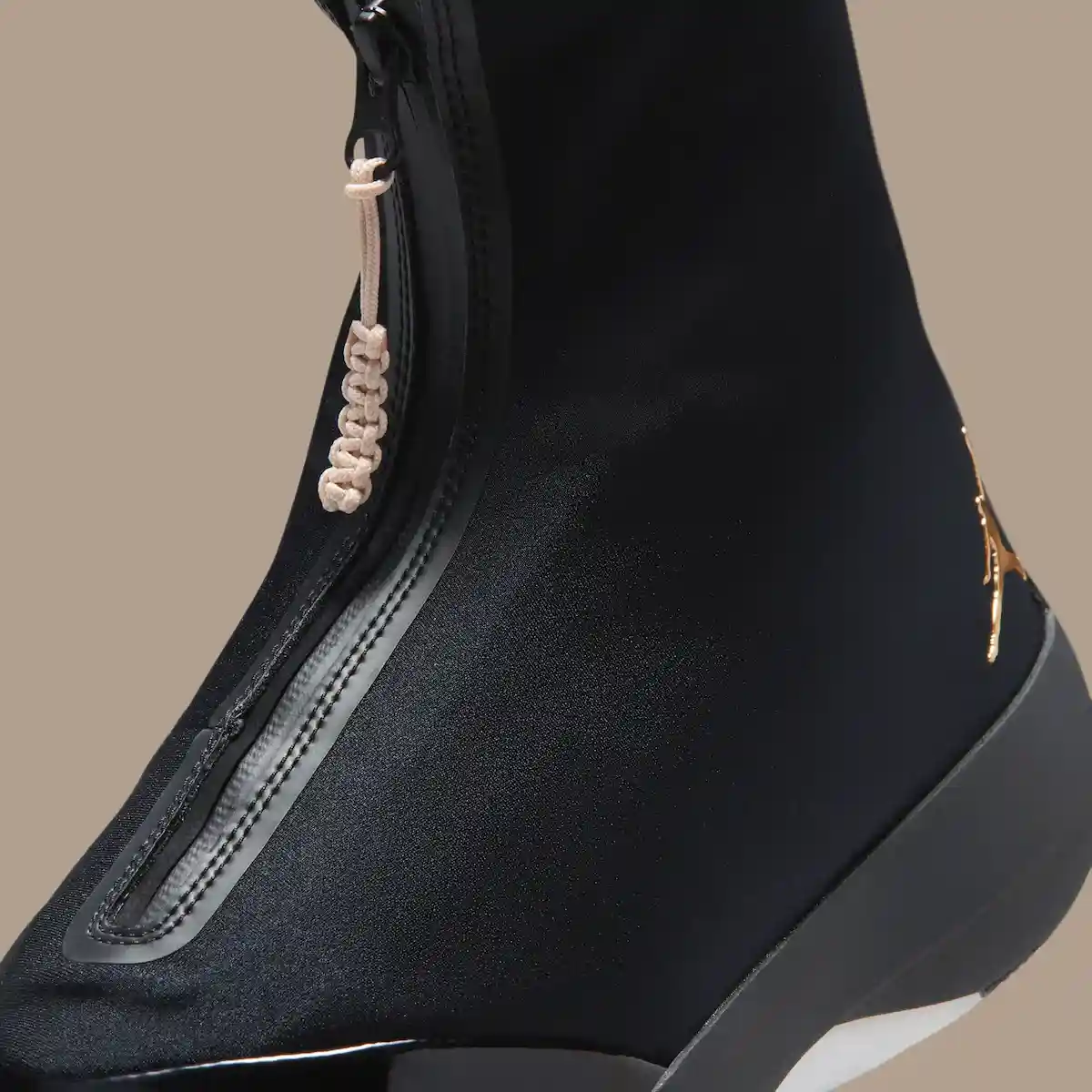 Air Jordan XX8, Air Jordan 4028, Air Jordan 40, Air Jordan 4, Air Jordan - Air Jordan 4028 以 "黑色/金屬金色 "亮相