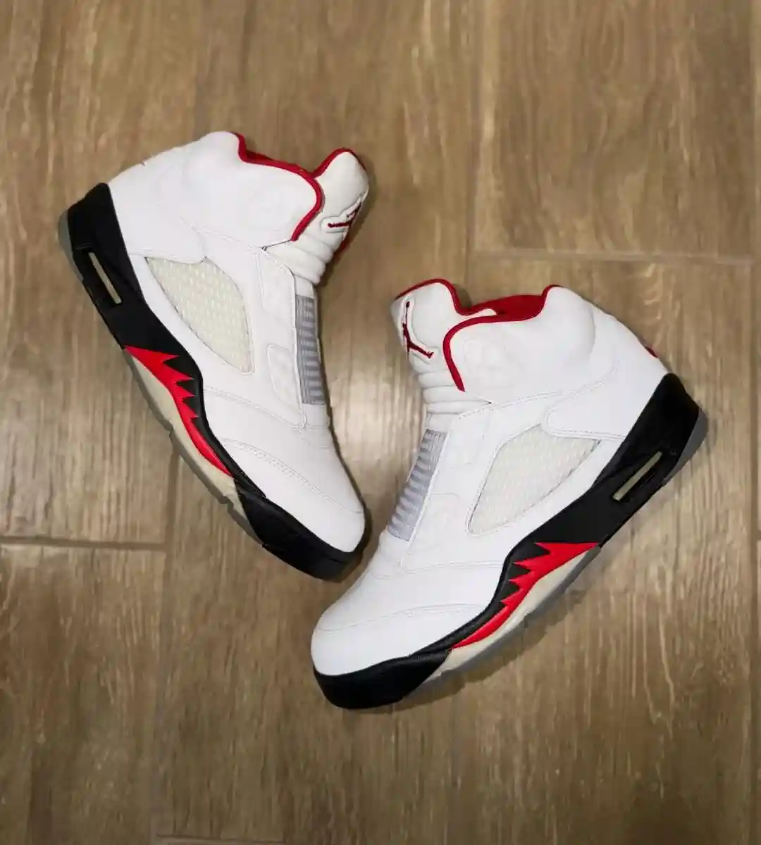 Air Jordan 5 Fresh Prince, Air Jordan 5 Fire Red, Air Jordan 5, Air Jordan - Air Jordan 5 無鞋帶火紅色 "新鮮王子 "樣品浮出水面