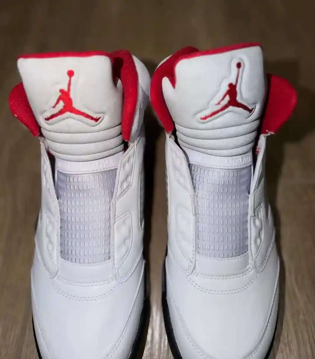 Air Jordan 5 Fresh Prince, Air Jordan 5 Fire Red, Air Jordan 5, Air Jordan - Air Jordan 5 無鞋帶火紅色 "新鮮王子 "樣品浮出水面