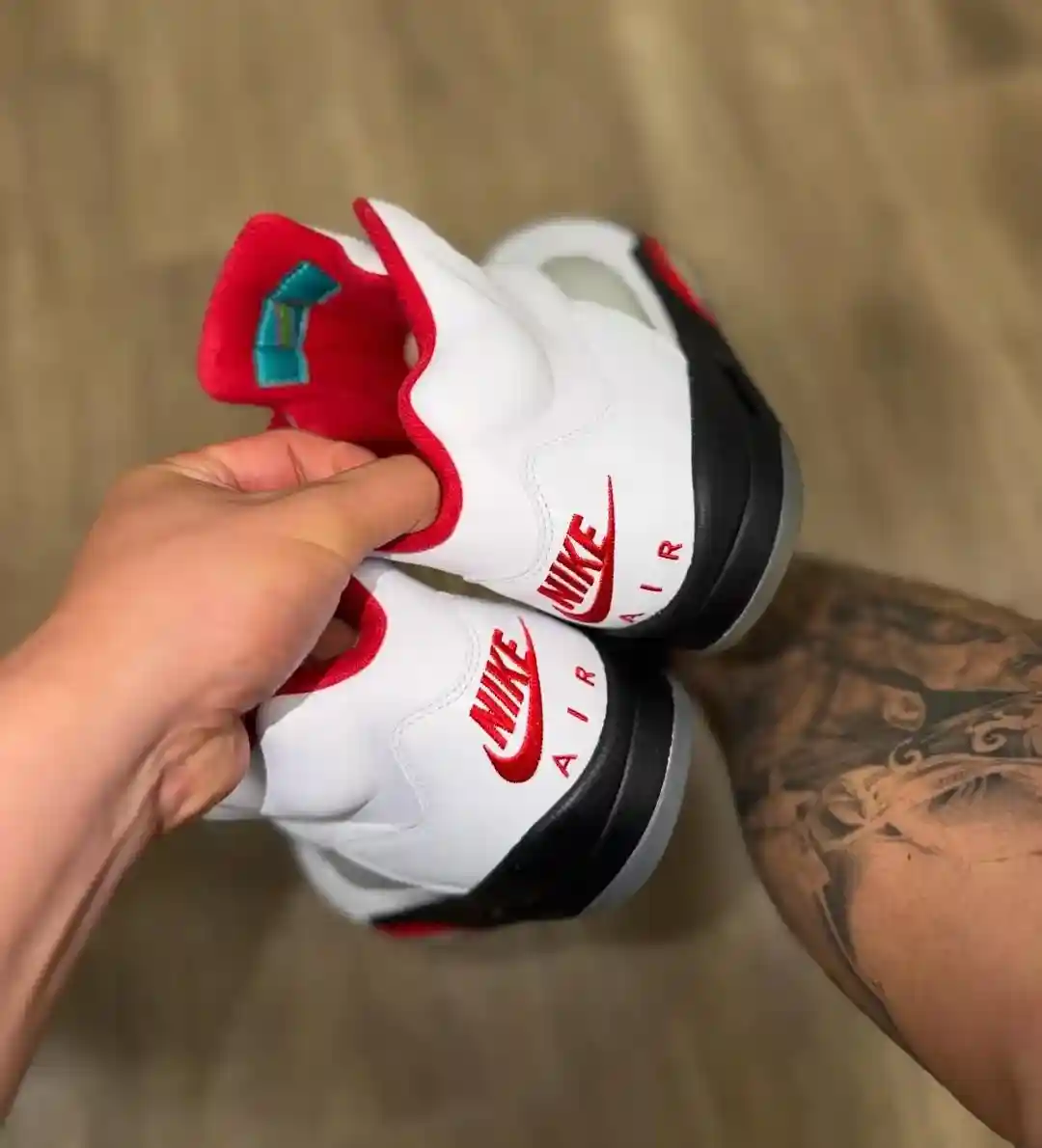 Air Jordan 5 Fresh Prince, Air Jordan 5 Fire Red, Air Jordan 5, Air Jordan - Air Jordan 5 無鞋帶火紅色 "新鮮王子 "樣品浮出水面