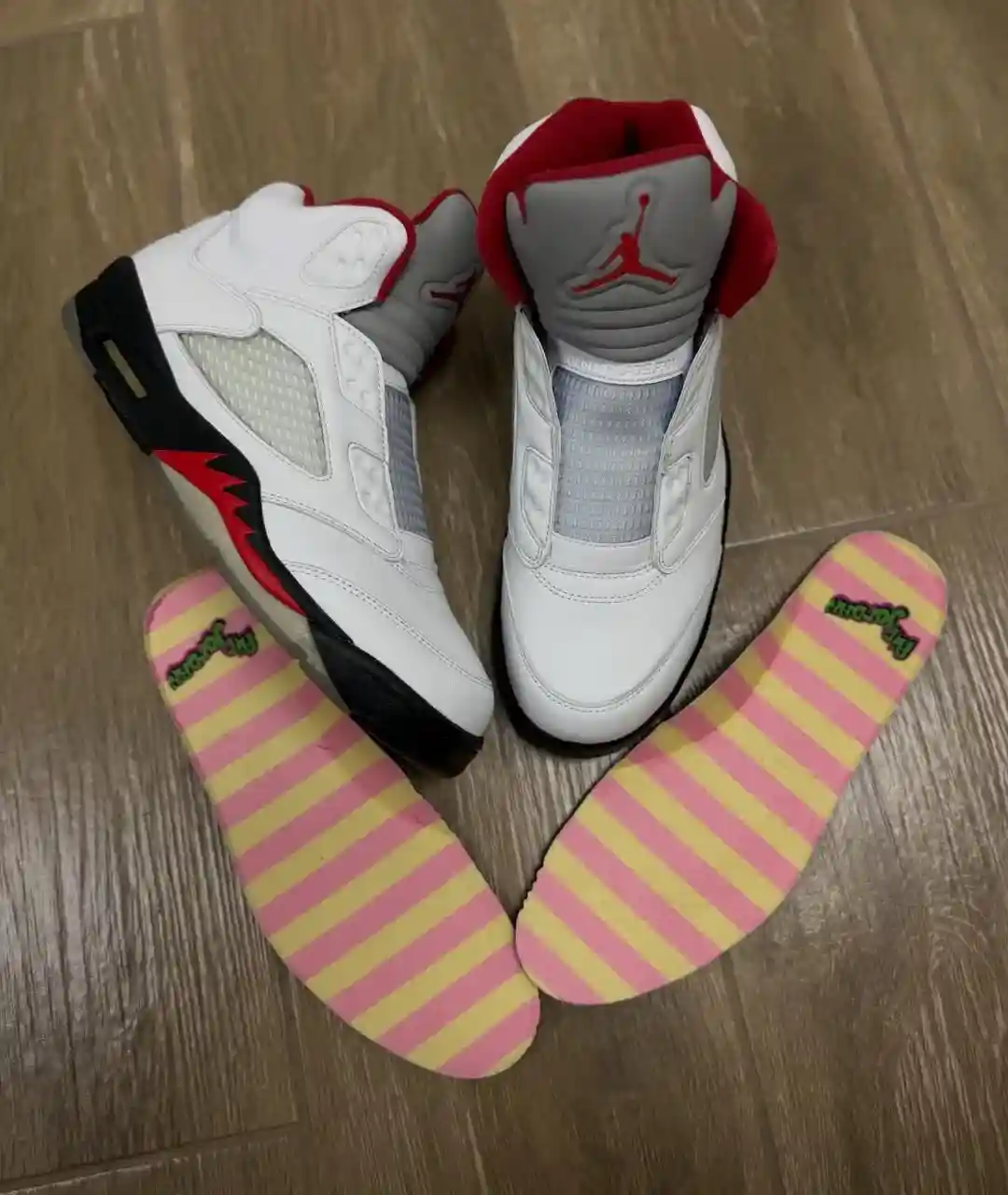 Air Jordan 5 Fresh Prince, Air Jordan 5 Fire Red, Air Jordan 5, Air Jordan - Air Jordan 5 無鞋帶火紅色 "新鮮王子 "樣品浮出水面