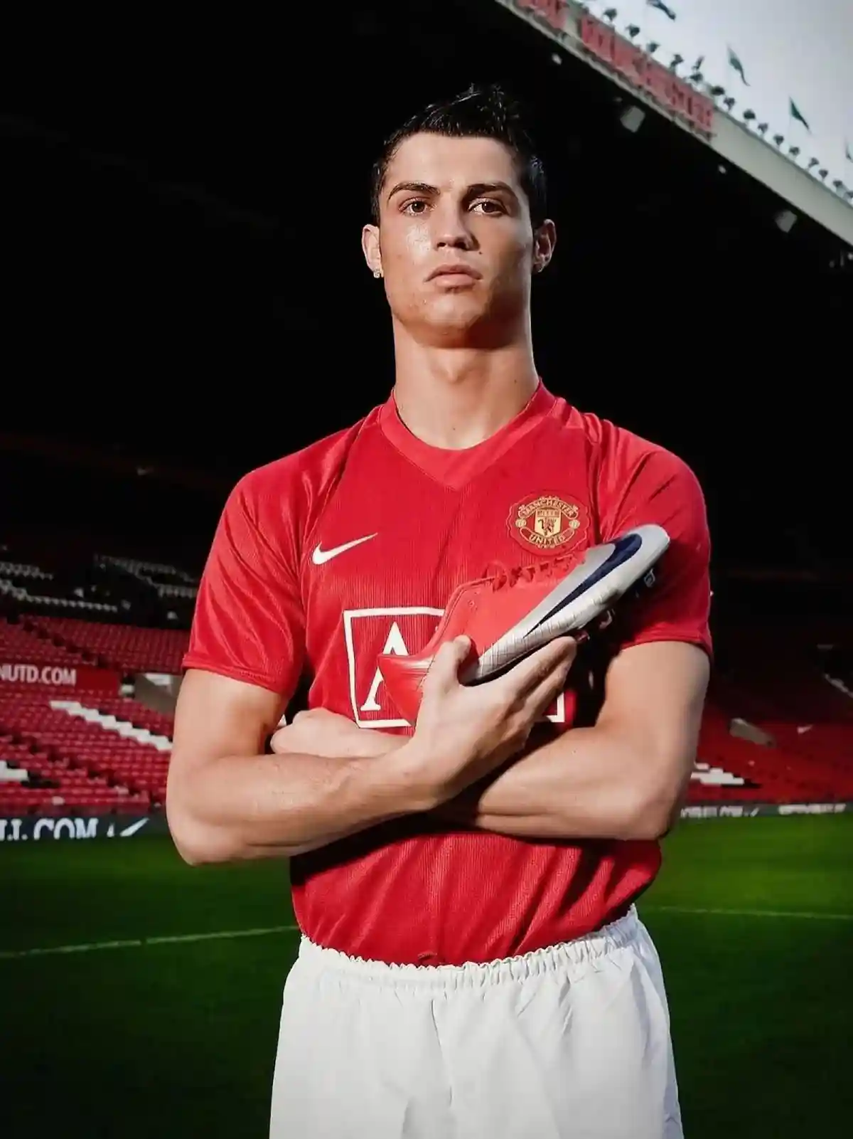 克里斯蒂亞諾-朗拿度與最初的耐克 Mercurial Superfly 1 合影。圖片來源：蓋蒂圖片社