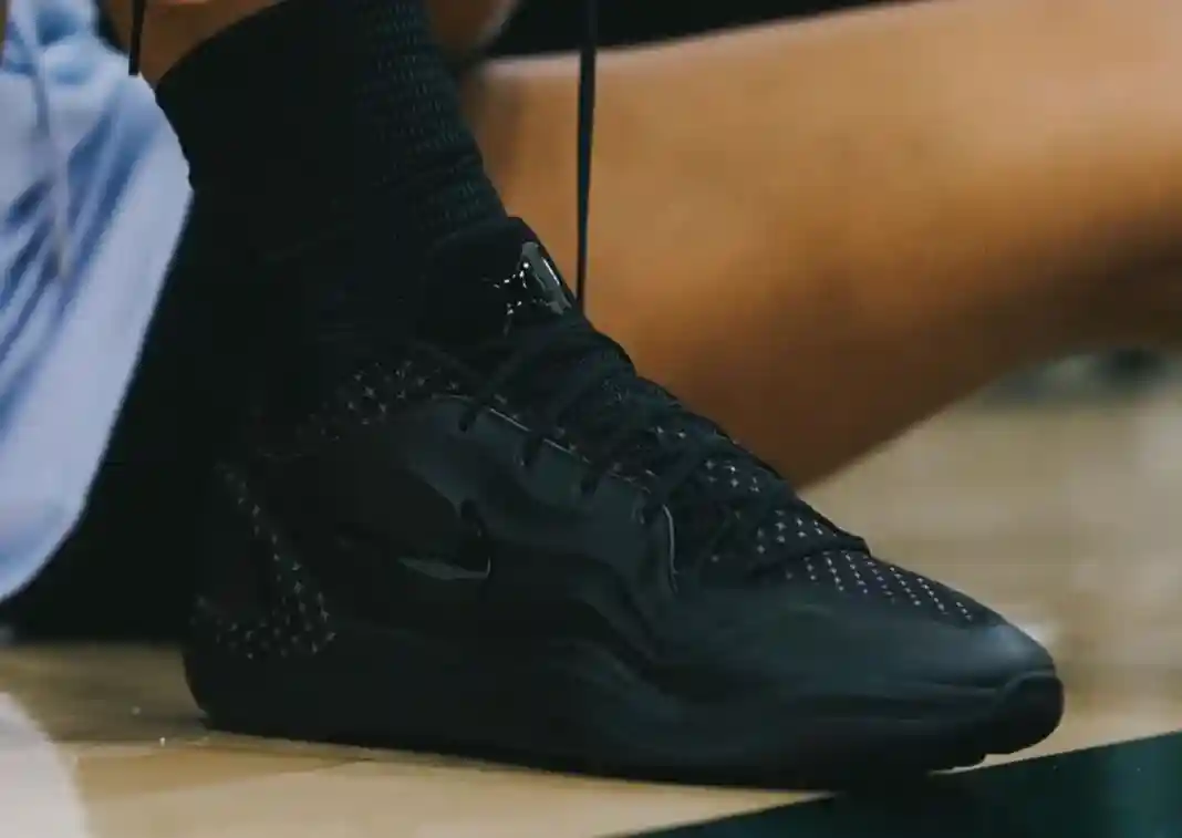 Nike A'Two, Nike A'One, Nike - A'ja Wilson 首次亮相耐克 A'Two "三重黑 "系列