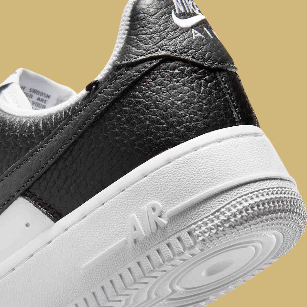 這款 Nike Air Force 1 Low 女裝包括 "金色吊墜手鏈"。 Nike Air Force 1 Low, Nike Air Force 1, Nike - 這款 Nike Air Force 1 Low 女裝包括 "金色吊墜手鏈"。