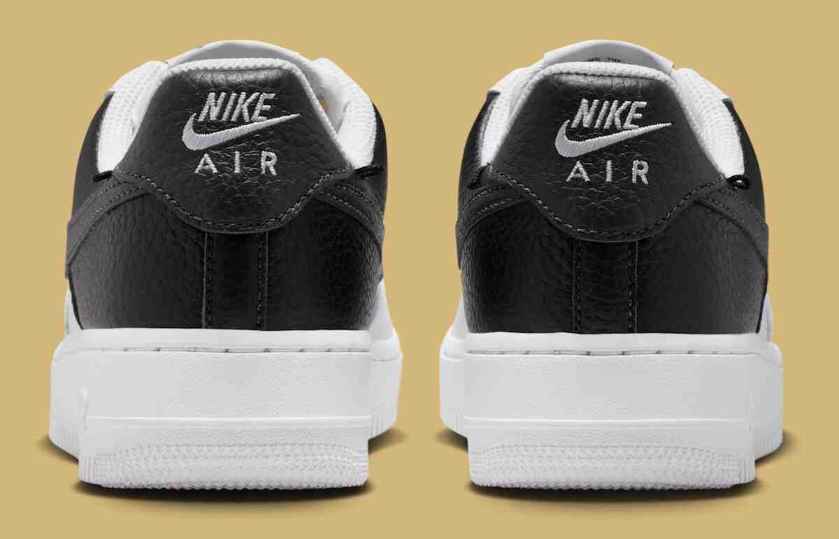 這款 Nike Air Force 1 Low 女裝包括 "金色吊墜手鏈"。 Nike Air Force 1 Low, Nike Air Force 1, Nike - 這款 Nike Air Force 1 Low 女裝包括 "金色吊墜手鏈"。